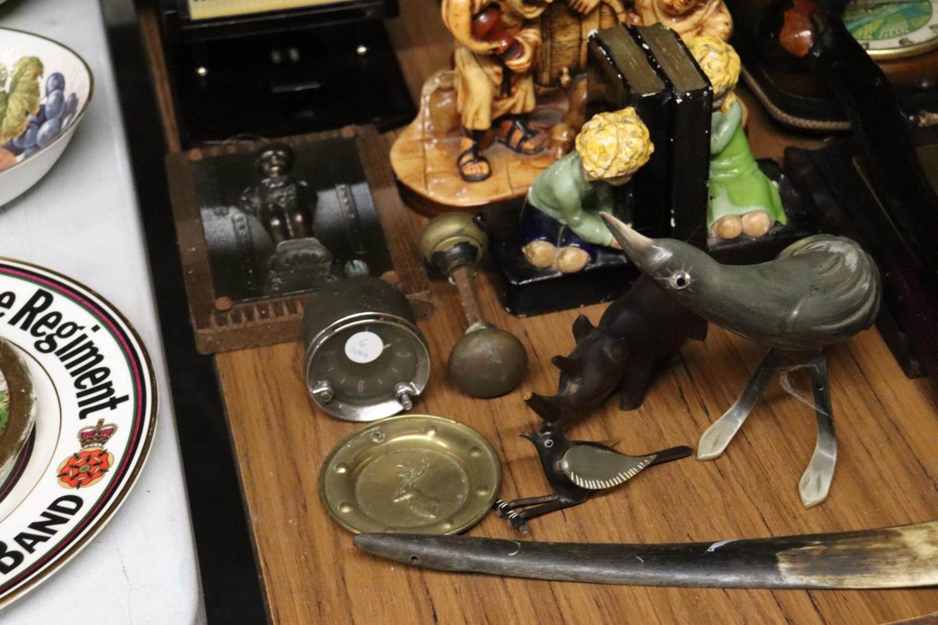A QUANTITY OF ITEMS TO INCLUDE A SHILLELAGH, HORN BIRDS, A CLOCK, PLAQUES, BOOK-ENDS, DIORAMA, ETC - Image 6 of 7