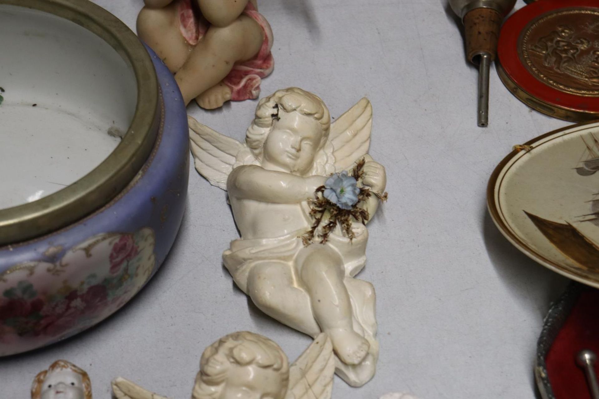 A MIXED LOT TO INCLUDE "ANGEL" WALL PLAQUES, A SWAN TEA POT, STAFFORDSHIRE FIGURE OF "ELIJAH" (A/ - Image 3 of 6