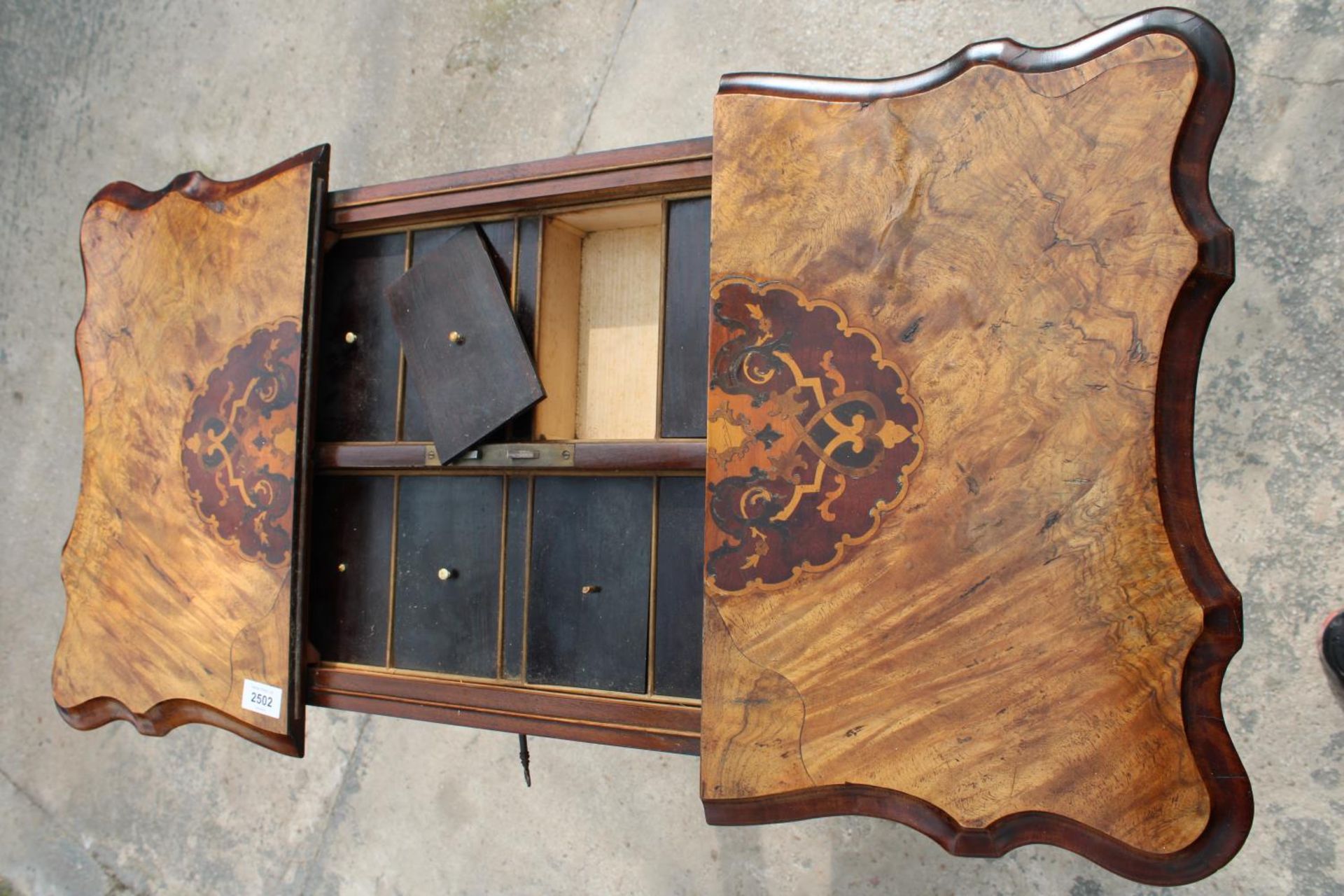 A VICTORIAN WALNUT SEWING TABLE WITH SLIDING TOP ENCLOSING 8 LIDDED COMPARTMENTS, ON BARLEY-TWIST - Bild 6 aus 10