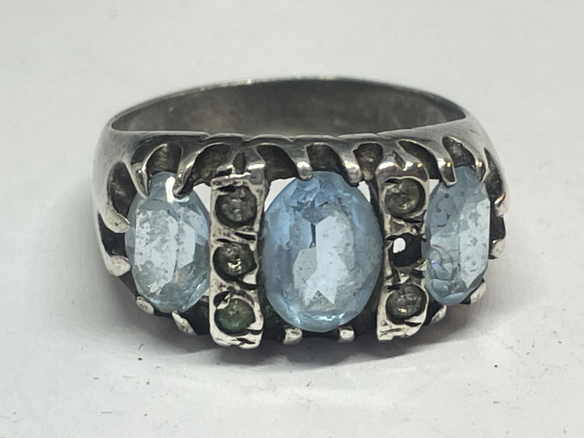 A SILVER DRESS RING WITH COLOURED STONES