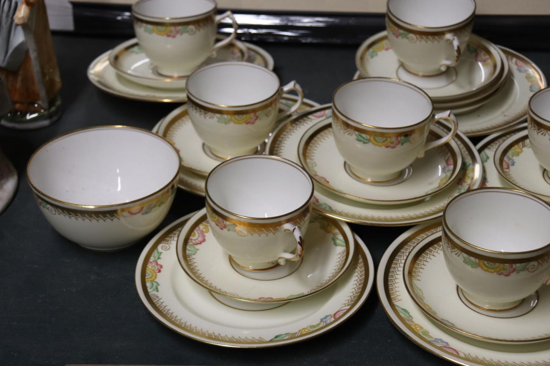A QUANTITY OF VINTAGE HAMMERSLEY, CHINA CUPS, SAUCERS AND SIDE PLATES - Image 4 of 5