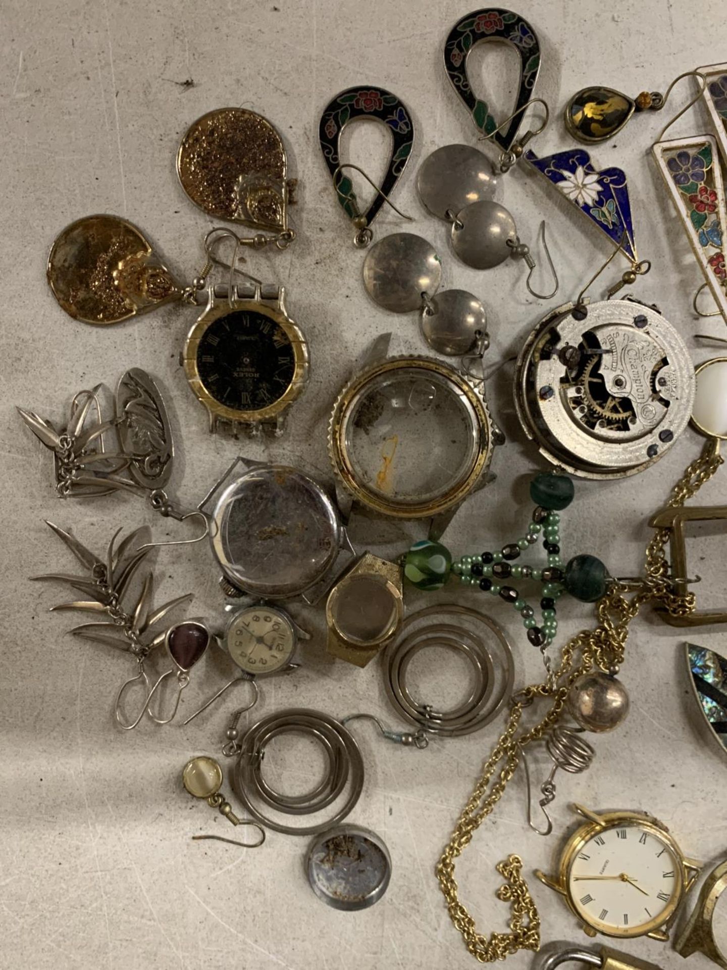 A MIXED LOT OF WATCH AND WATCH PARTS PLUS COSTUME JEWELLERY FOR RESTORATION - Image 4 of 4