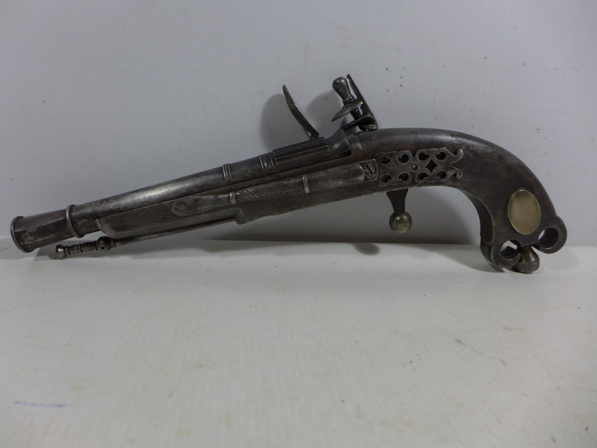 A GOOD QUALITY ALL STEEL NON FIRING REPLICA FLINTLOCK SCOTTISH BELT PISTOL, 19 CM BARREL, LENGTH - Image 5 of 8