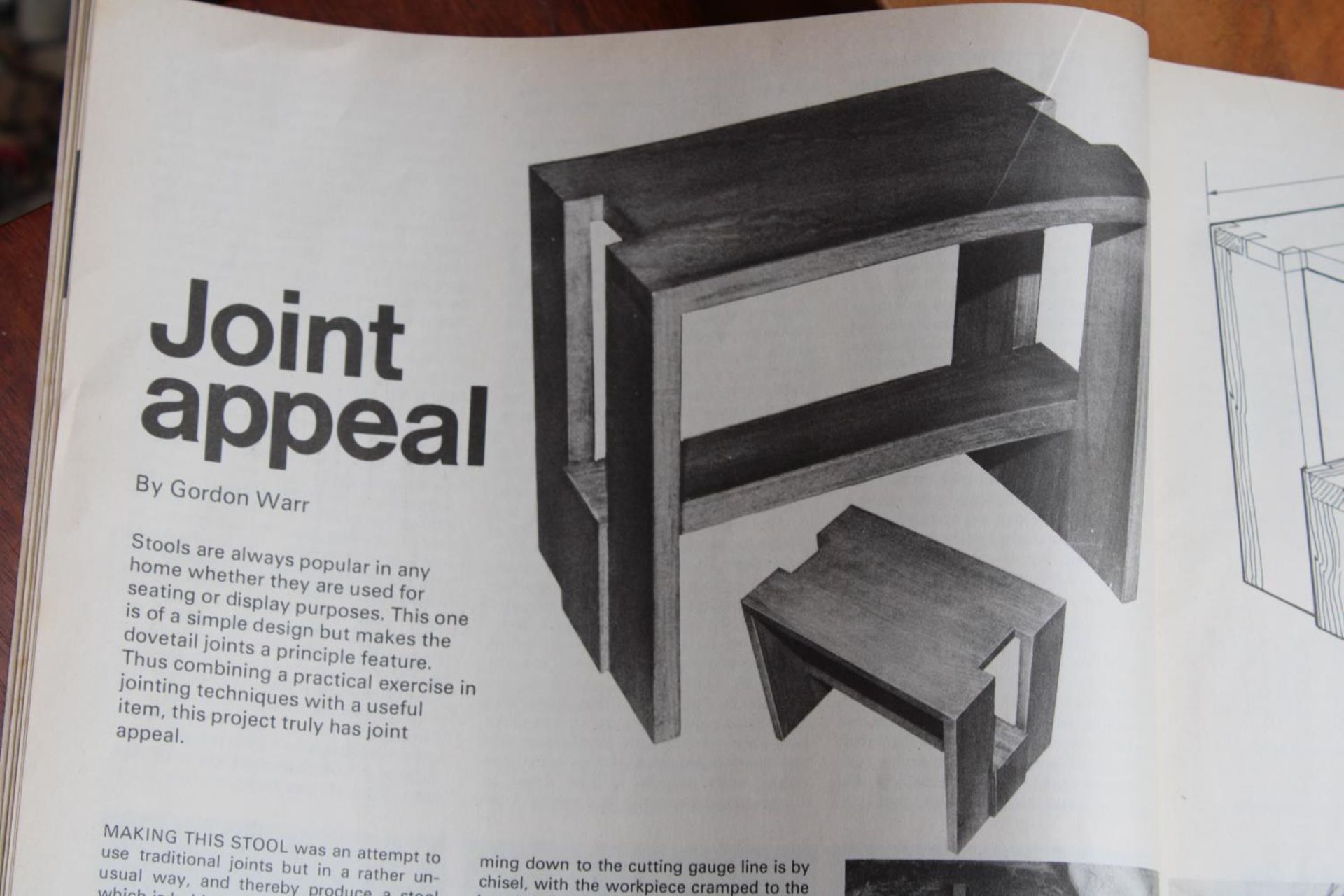 A BEECH AND MAHOGANY GORDON WARR STOOL, SEE ARTICLE IN 1983 WOOD WORKING MAGAZINE AND A SIMILAR LAMP - Bild 5 aus 7
