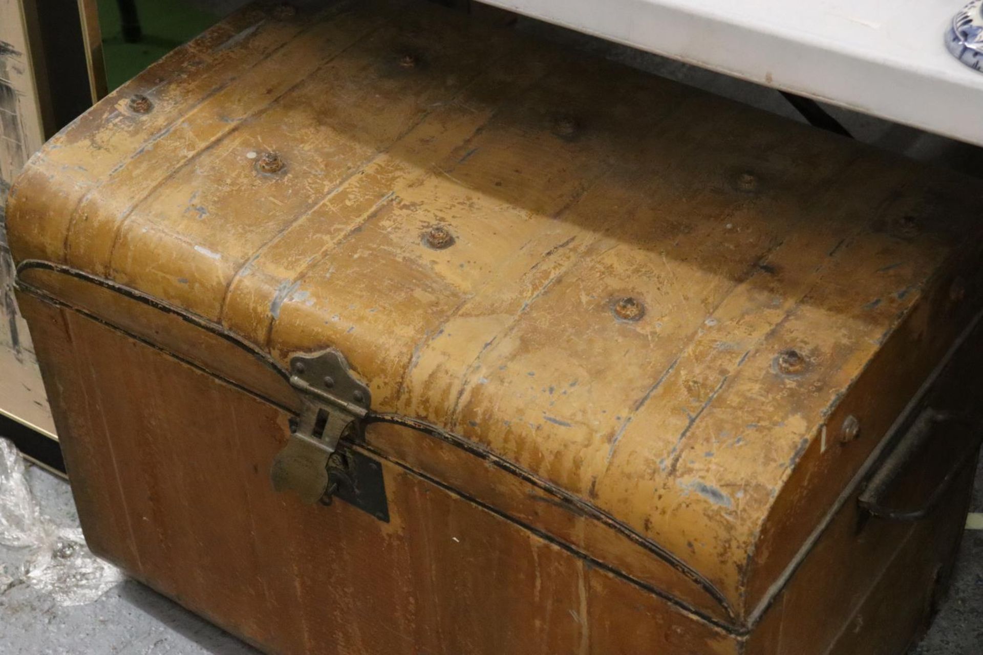 A WW2 MILITARY CHEST WITH BRASS LOCK - Image 4 of 6