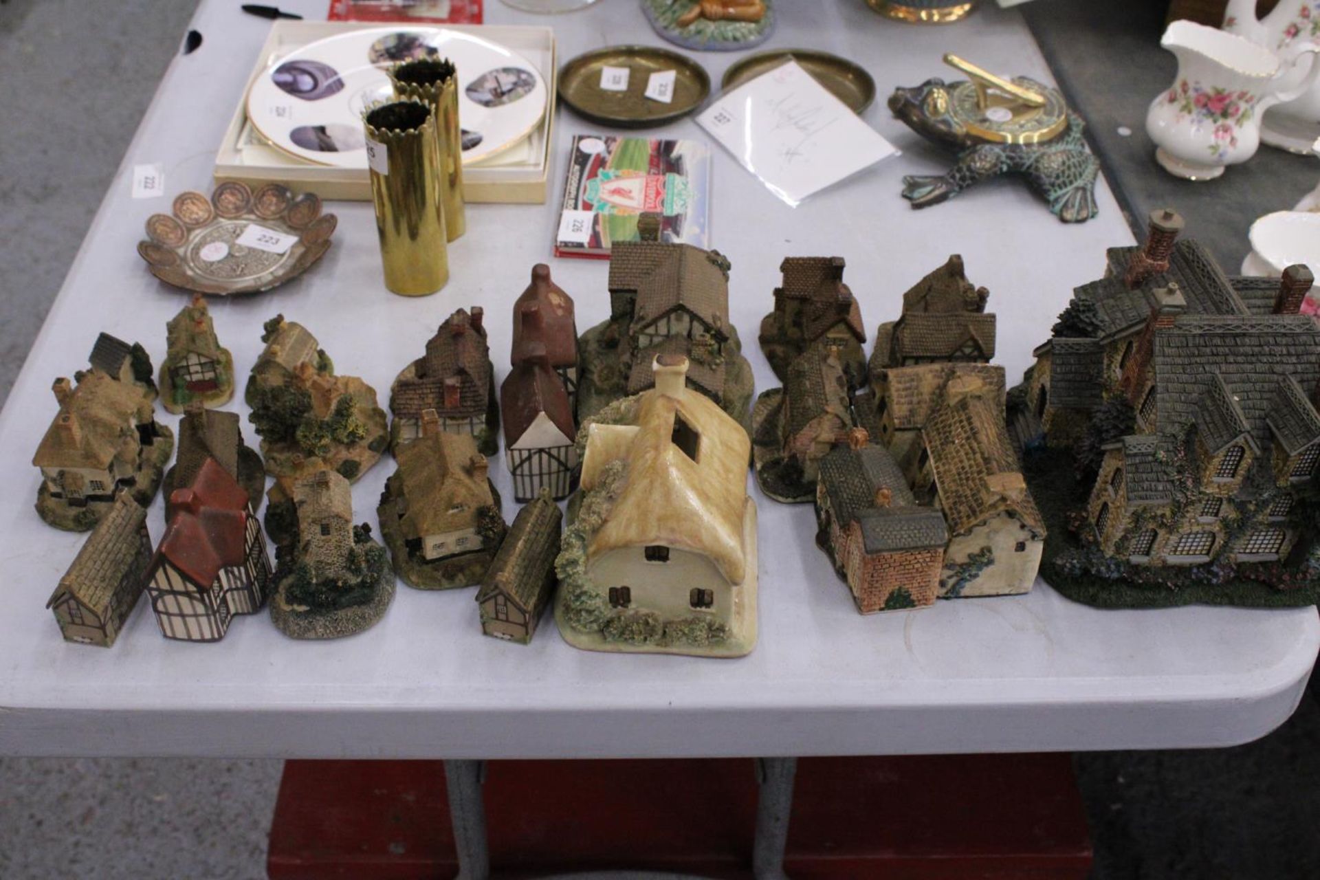 A LARGE QUANTITY OF COLLECTABLE COTTAGES - 23 IN TOTAL - Image 6 of 8