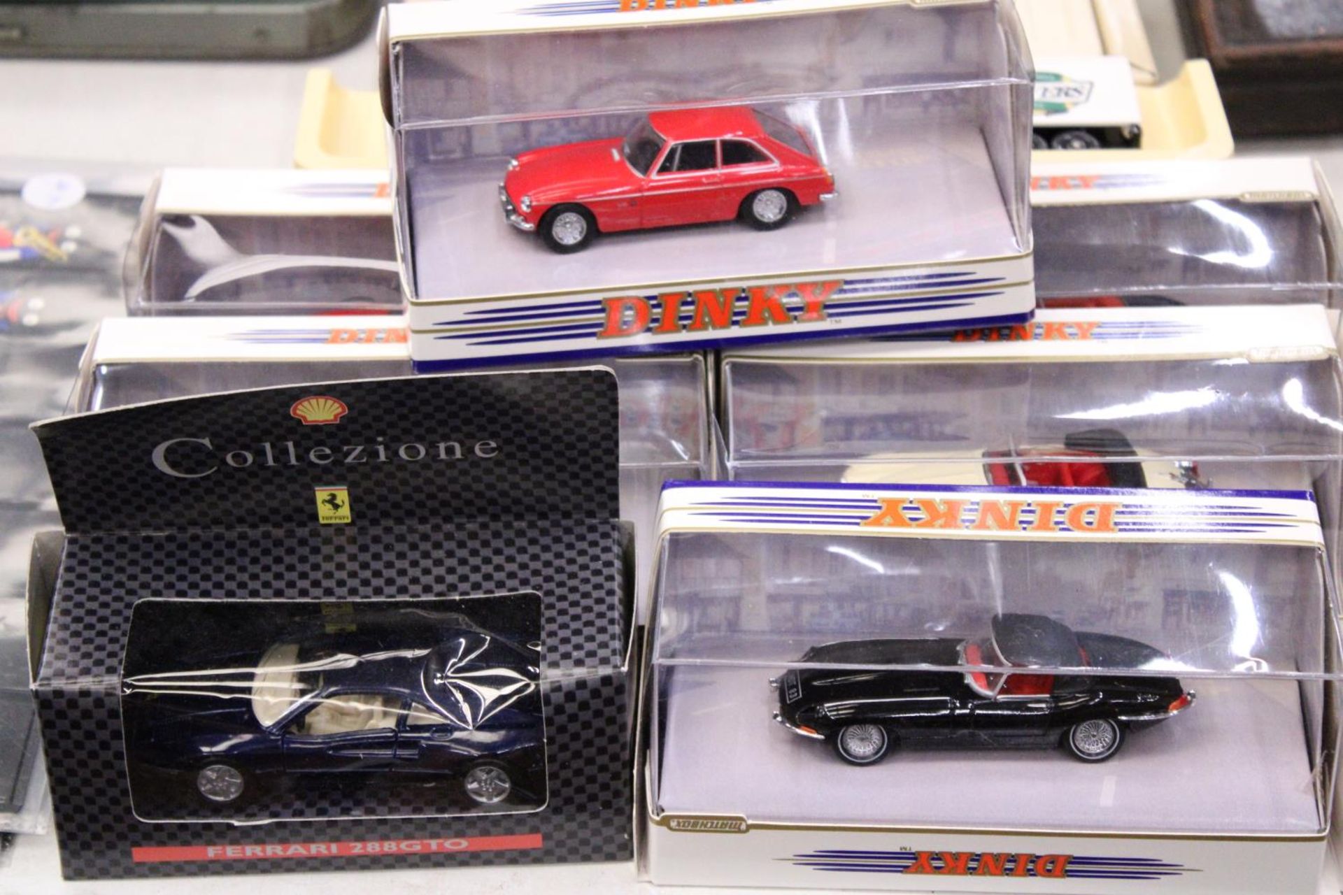 A MIXED LOT OF BOXED VEHICLES TO INCLUDE CORGI AND DINKY - Image 2 of 7