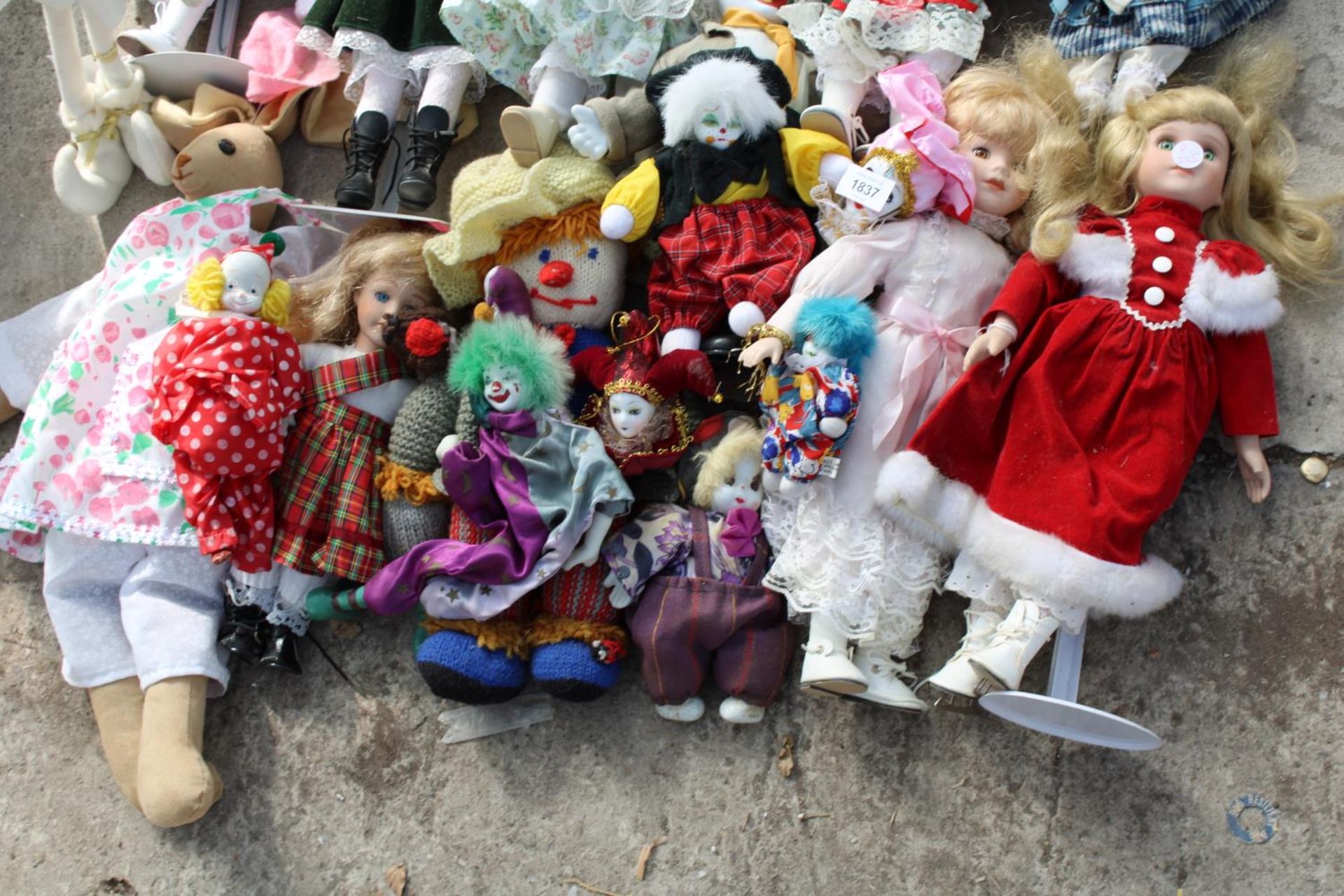 AN ASSORTMENT OF VARIOUS DOLLS AND TEDDIES ETC - Image 3 of 3