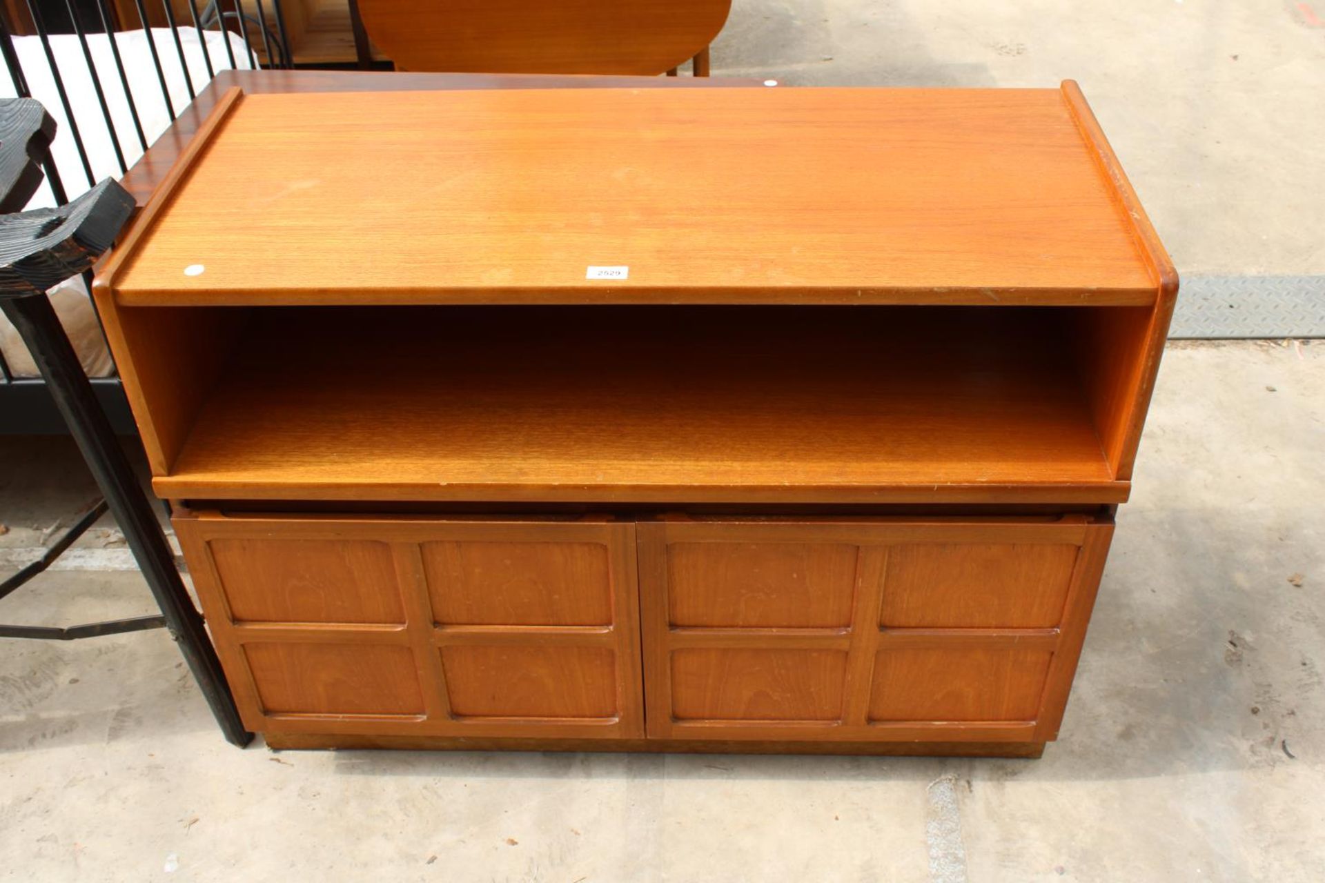 A RETRO TEAK NATHAN 2 DOOR LOW CUPBOARD/SIDEBOARD, 40" WIDE