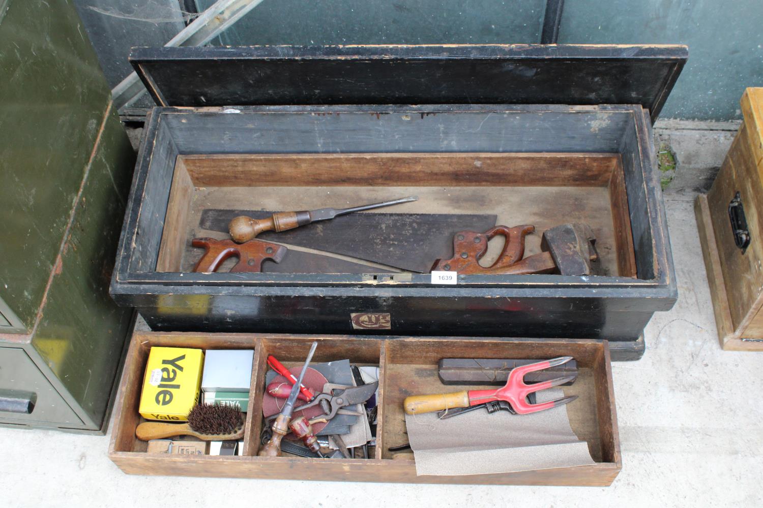 A VINTAGE PINE TOOL CHEST WITH AN ASSORTMENT OF VINTAGE TOOLS TO INCLUDE SCREW DRIVERS, SAWS AND