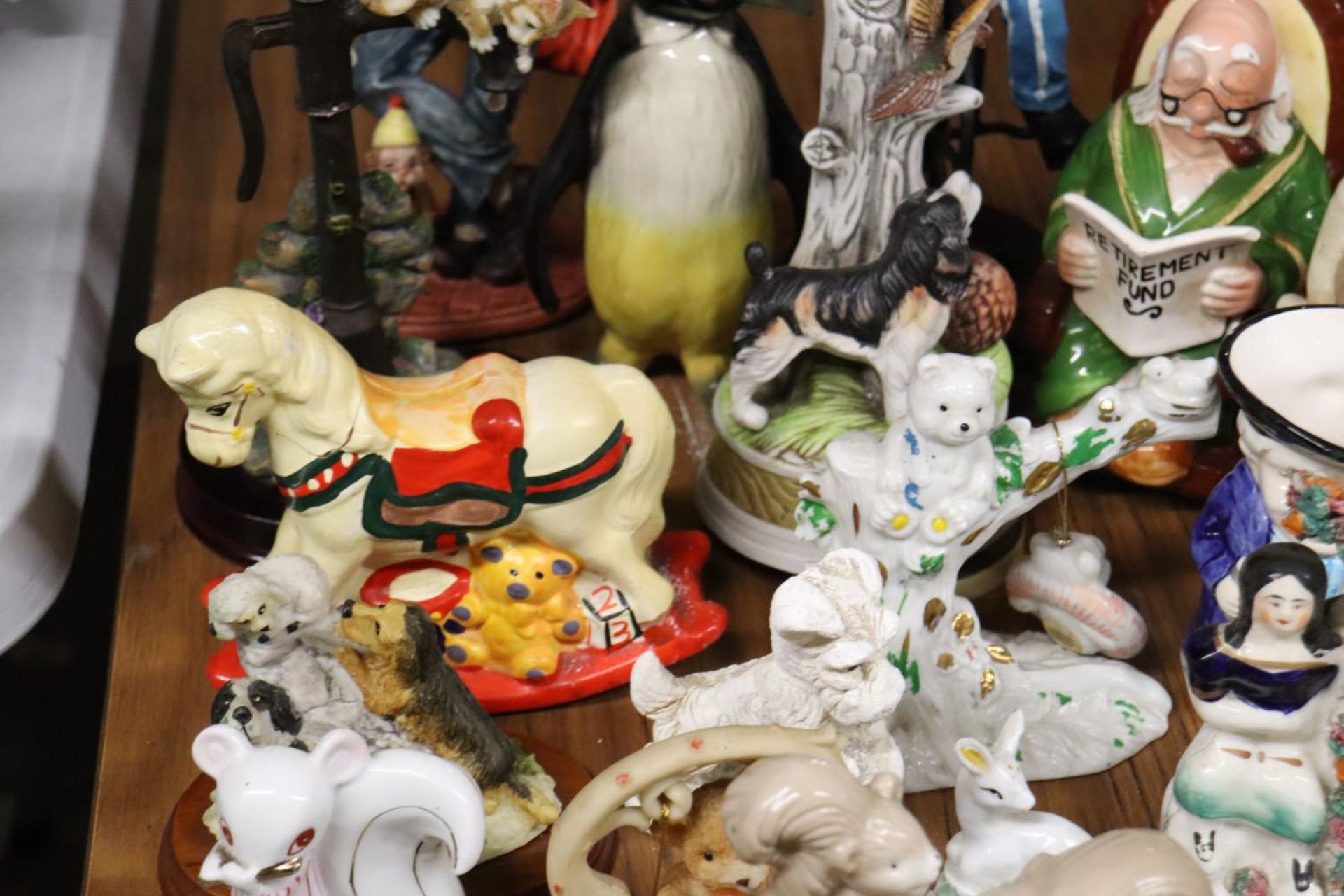 A COLLECTION OF FIGURES TO INCLUDE DOGS, RABBITS, A PENGUIN, STAFFORDSHIRE STYLE, CLOWNS, ETC - Image 4 of 7