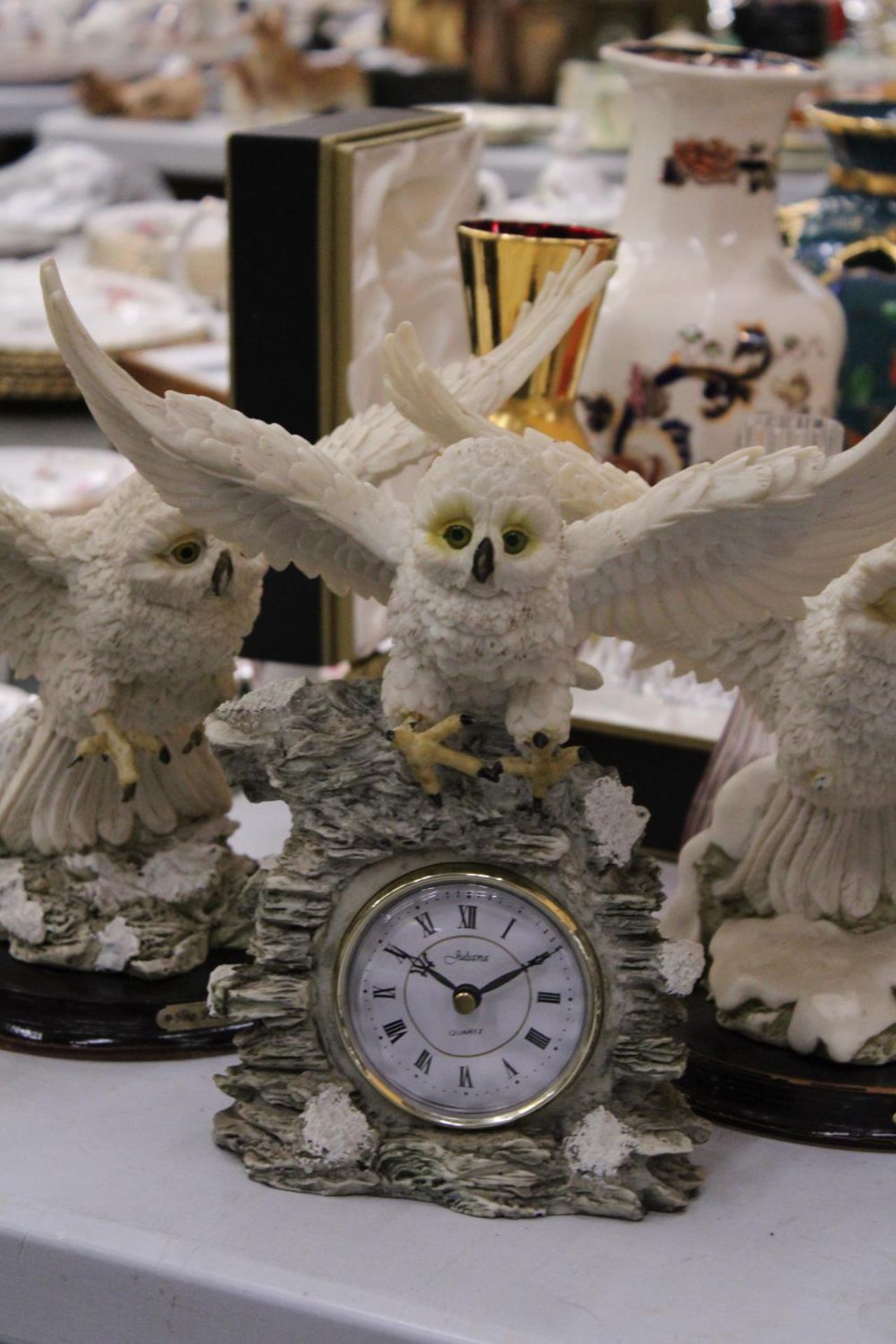 THREE LARGE RESIN 'JULIANA' MODELS OF OWLS TO INCLUDE A CLOCK - Image 2 of 5