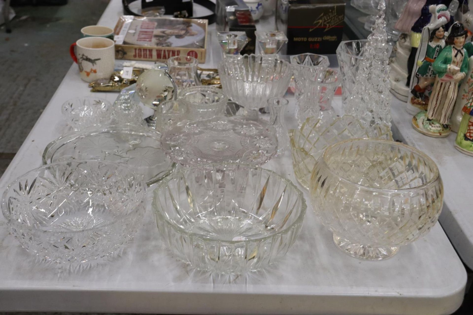 A LARGE QUANTITY OF GLASSWARE TO INCLUDE LARGE BOWLS, VASES, CANDLESTICKS, A GLOBE, ETC - Image 6 of 6