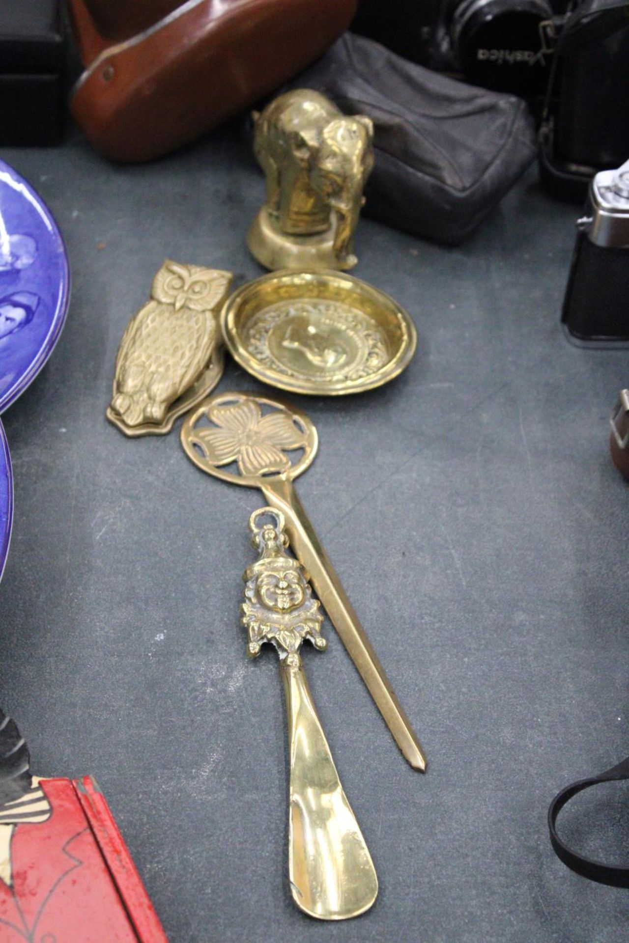 FIVE ITEMS OF VINTAGE BRASS TO INCLUDE HEAVY BRASS ELEPHANT, OWL WALL CLIP, PRINCE ALBERT CONSORT OF