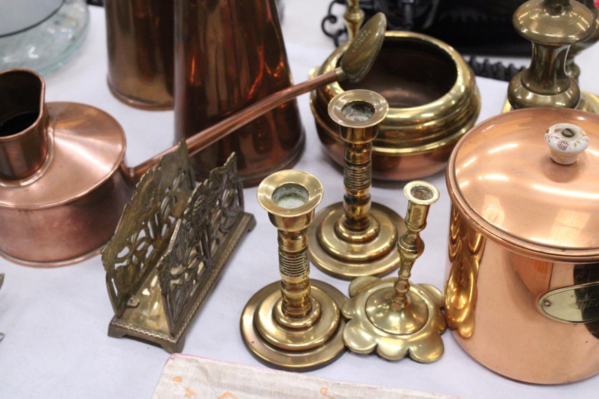 A MIXED LOT OF COPPER AND BRASSWARE TO INCLUDE CANDLE STICKS, WATERING CAN ETC - Image 6 of 6