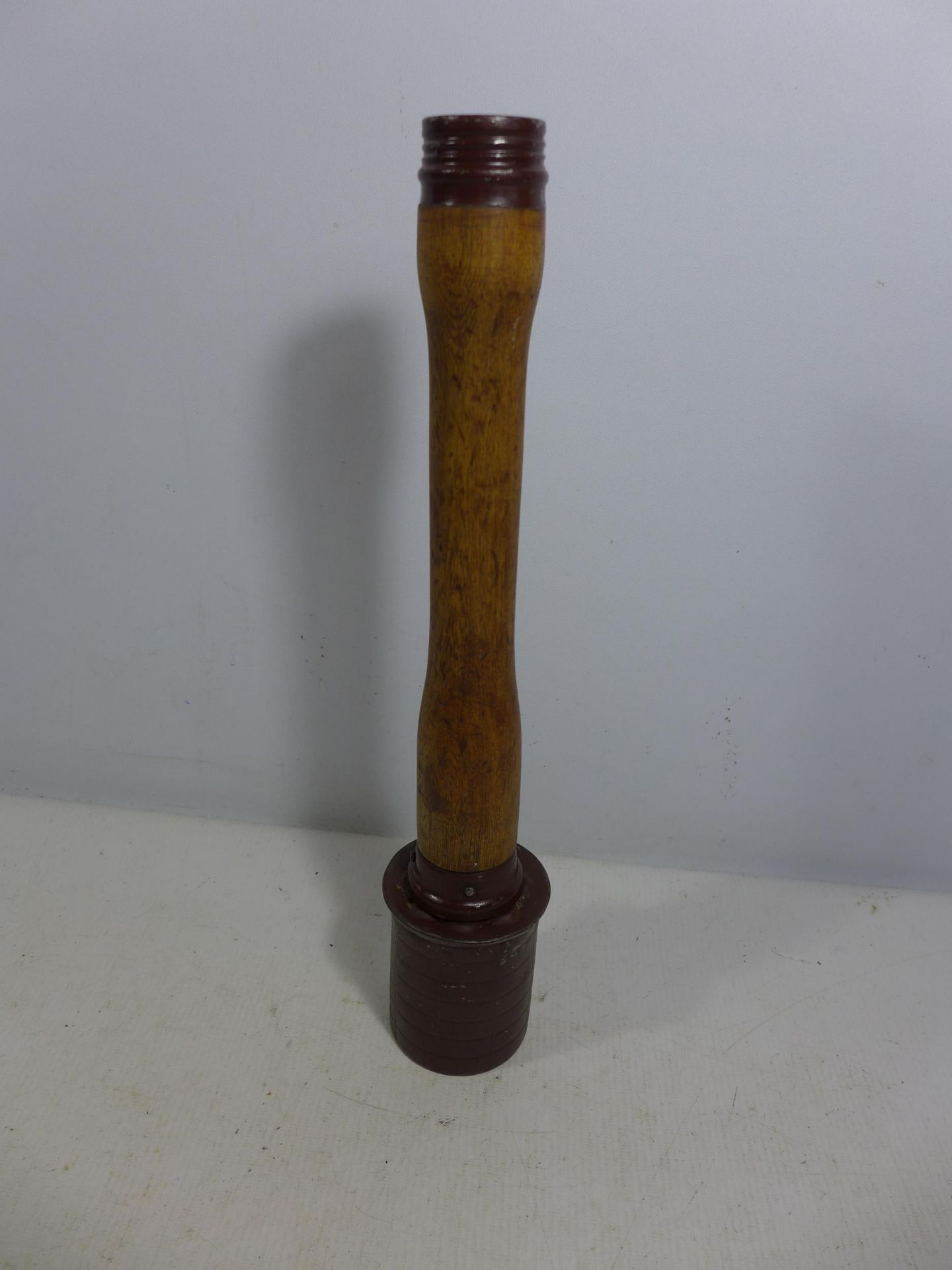 A MID 20TH CENTURY GERMAN INERT STICK GRENADE, LENGTH 34.5CM - Image 2 of 4