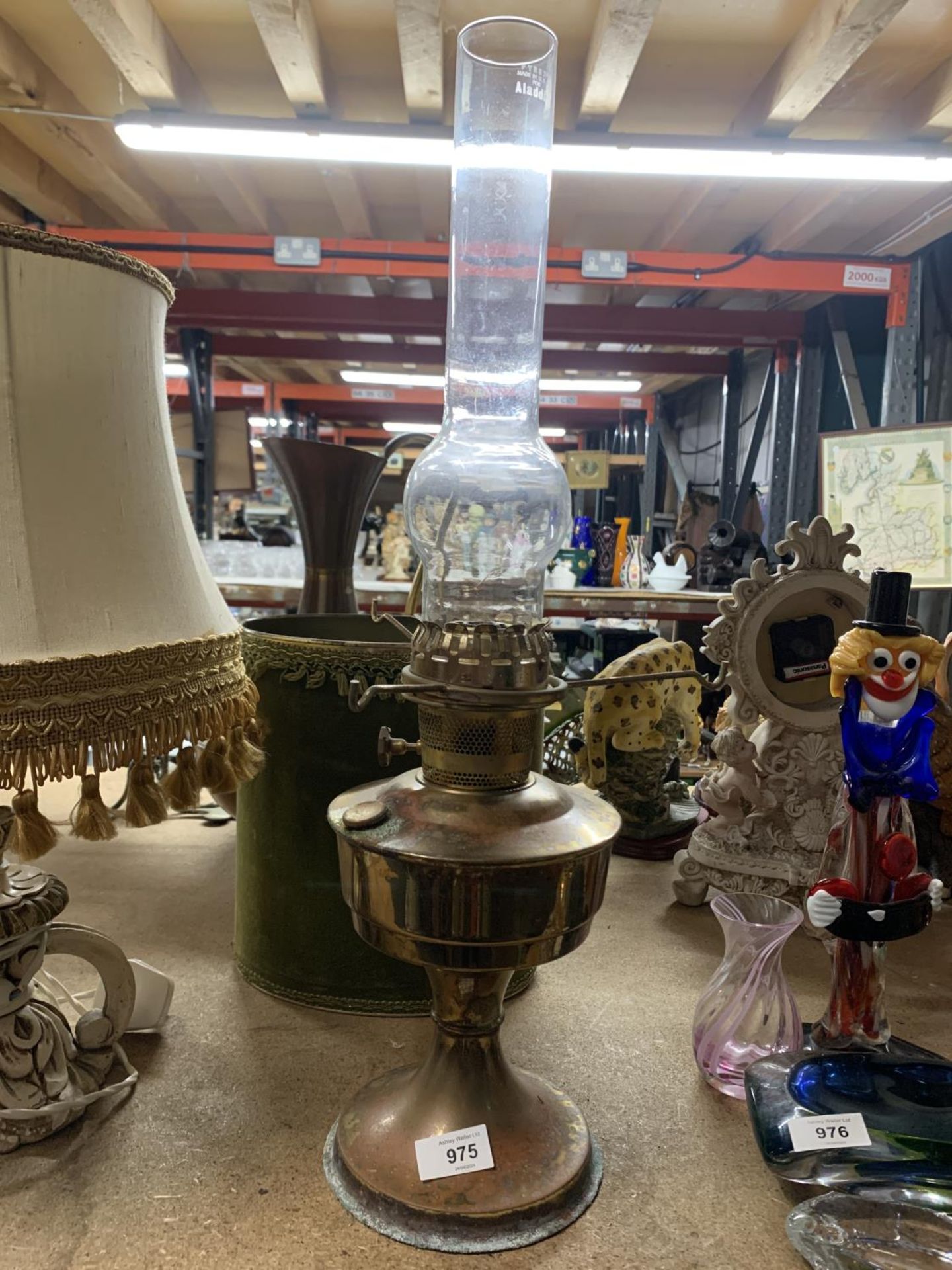 A VINTAGE BRASS OIL LAMP PLUS A FURTHER TABLE LAMP WITH TWO SHADES - Image 2 of 4