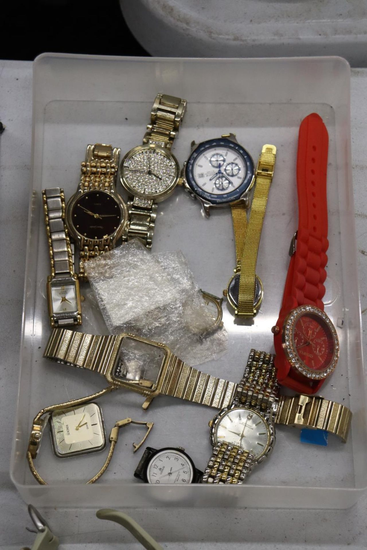 A COLLECTION OF APPROXIMATELY THIRTY WRISTWATCHES - Image 2 of 5