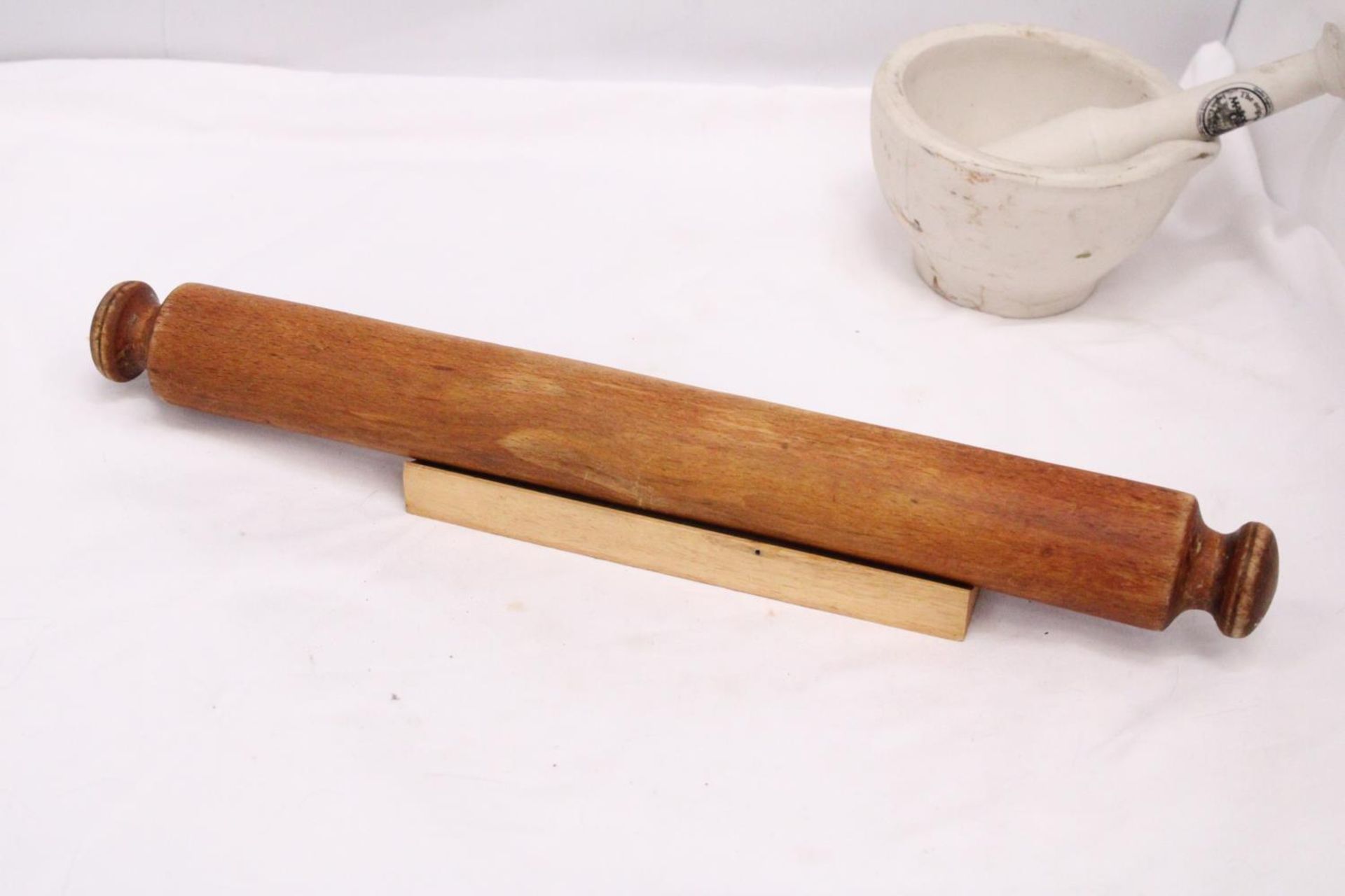 A MASON CASH CERAMIC PESTLE AND MORTAR AND A 'GOURMET' ROLLING PIN AND STAND - Image 3 of 4