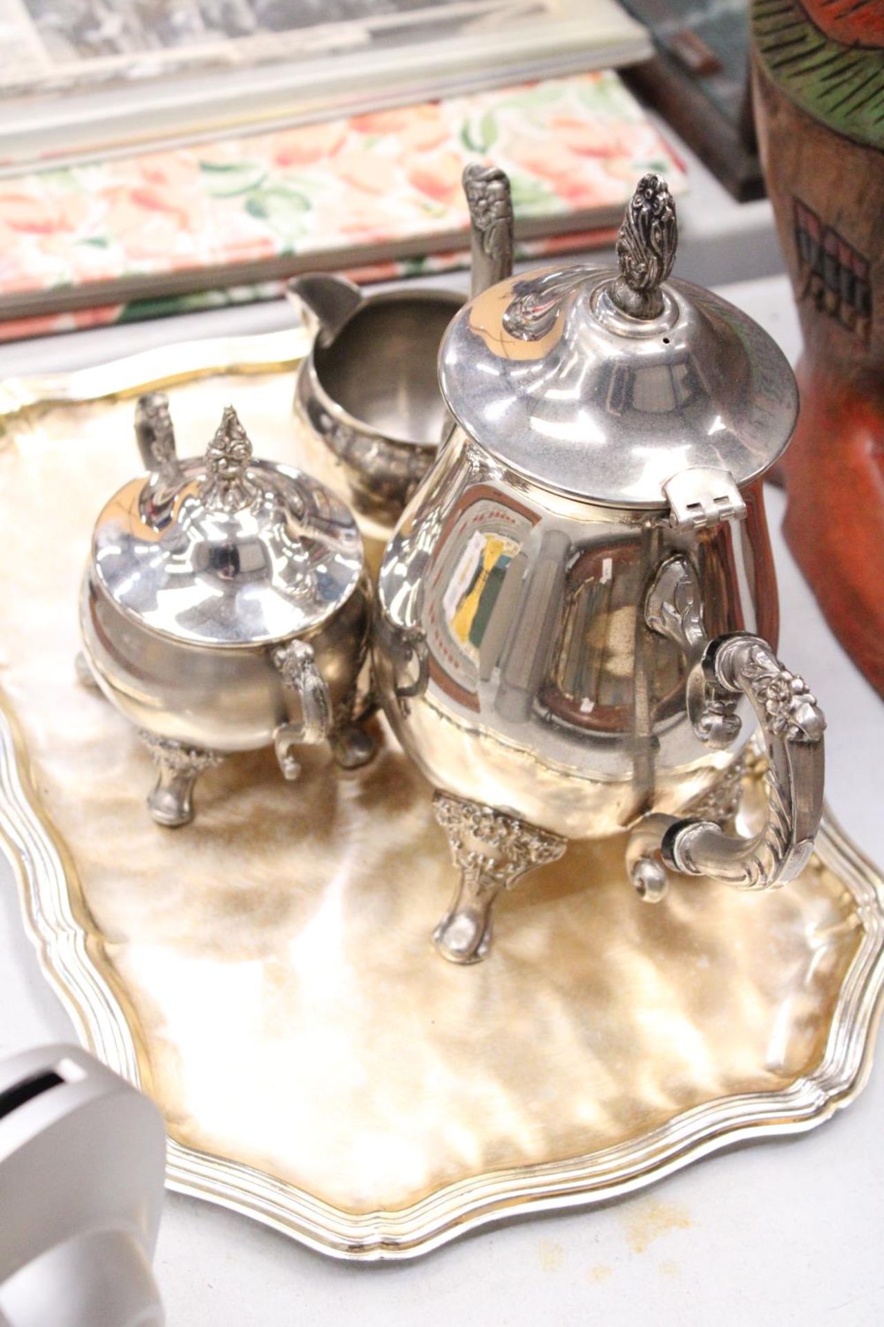 A VINTAGE SILVER PLATED COFFEE POT, MILK JUG AND SUGAR BOWL ON A TRAY - Image 4 of 4