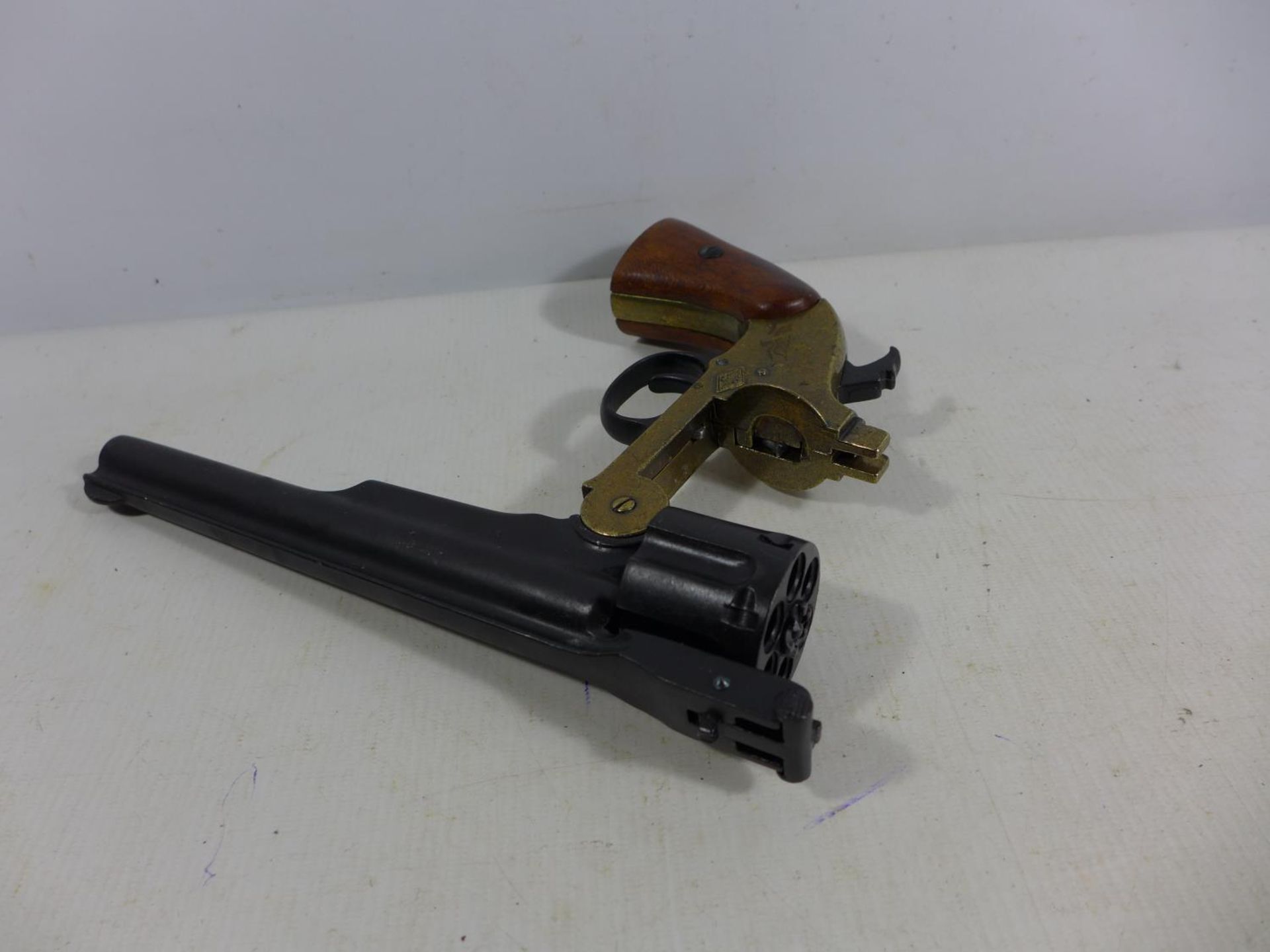 A GOOD QUALITY NON FIRING MODEL DISPLAY SMITH AND WESSON SCHOFIELD REVOLVER, 20CM BARREL, LENGTH - Image 3 of 4