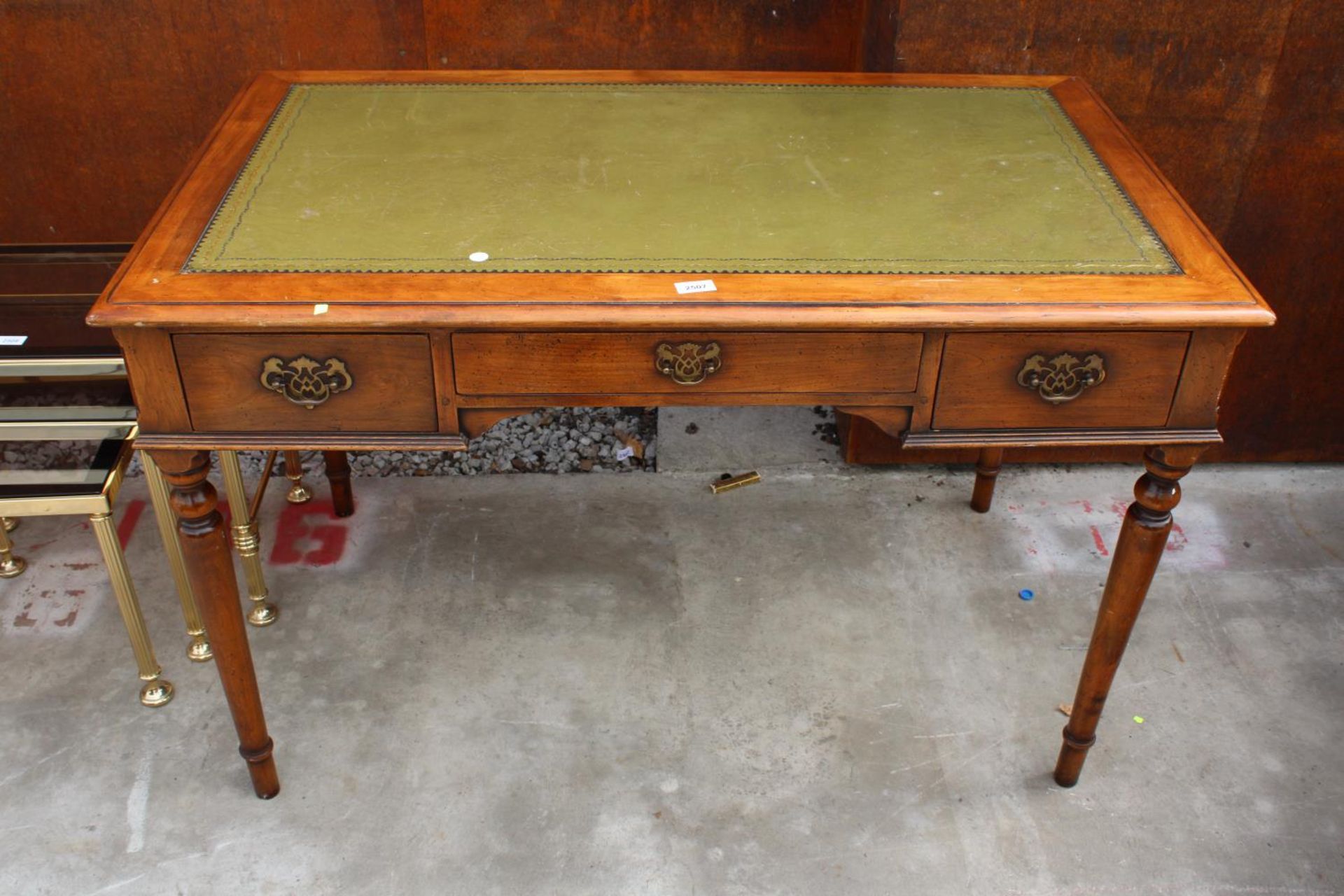 A 19TH CENTURY STYLE SIMPON'S OF NORFOLK 3 DRAWER DESK WITH INSET LEATHER TOP ON TURNED LEGS, 46"