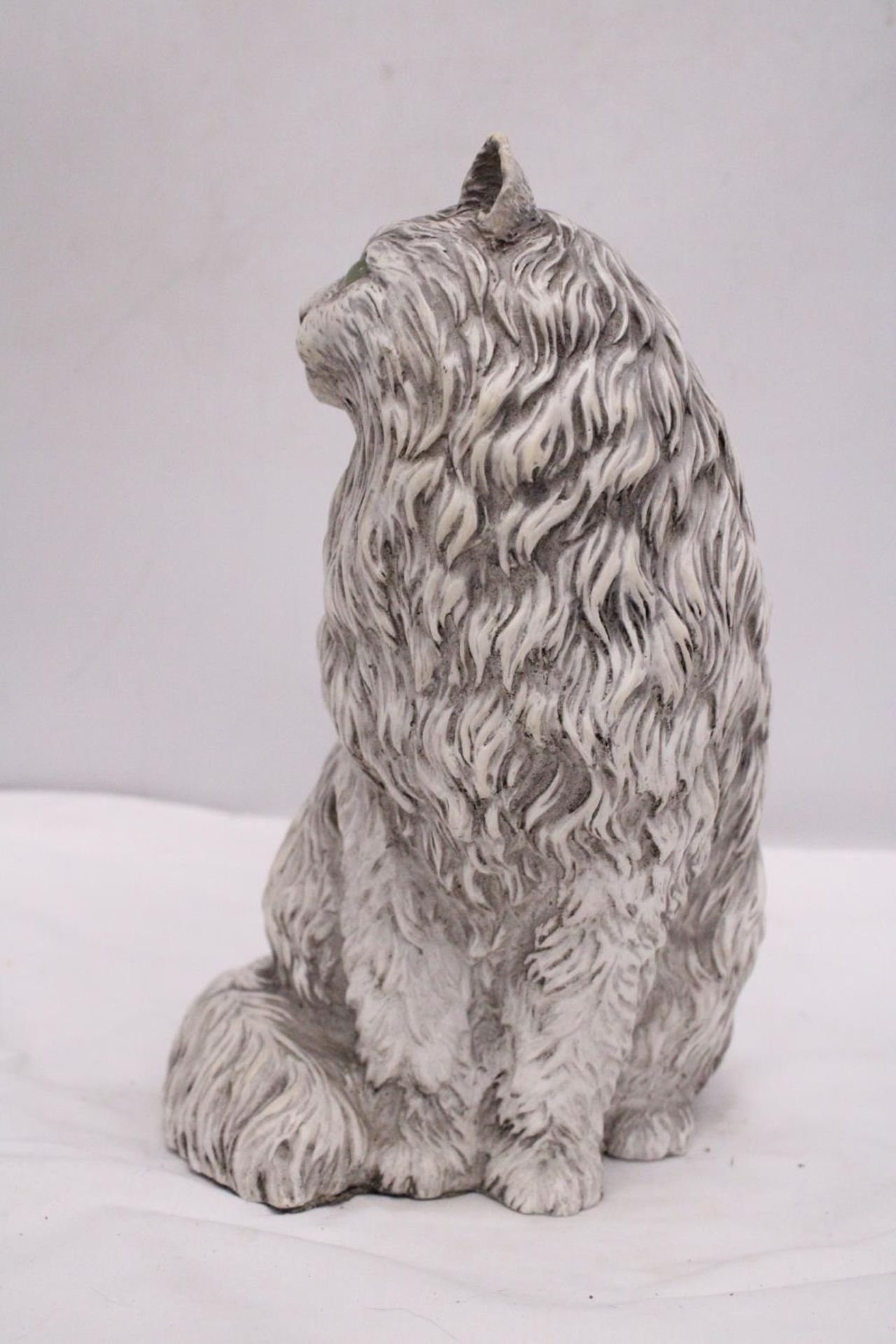 A LARGE VINTAGE WHITE CAT, HEIGHT 28CM - Image 3 of 5