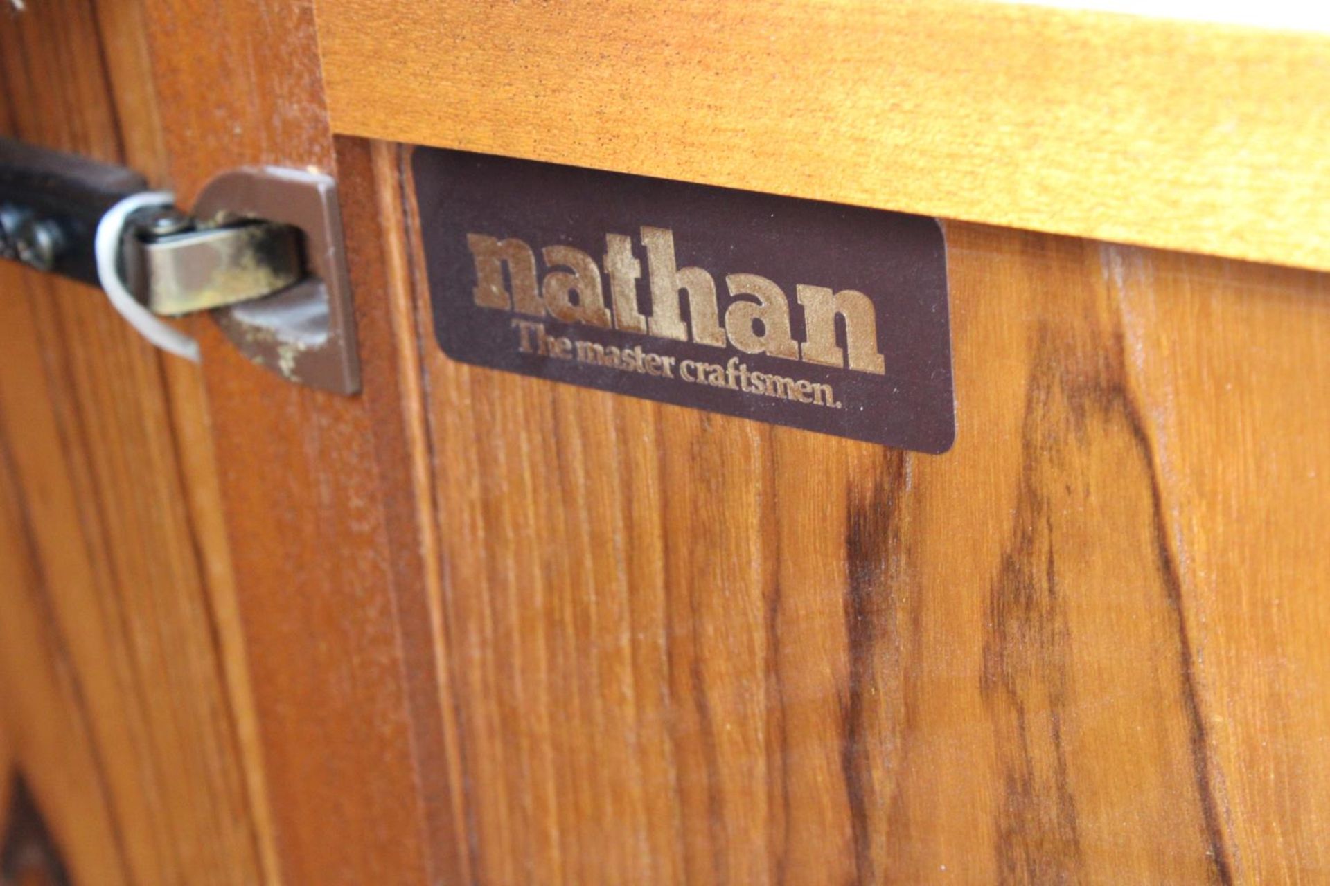 A RETRO TEAK NATHAN SIDEBOARD ENCLOSING 2 DRAWERS AND 3 CUPBOARDS, 51" WIDE AND CORNER RETURN - Image 7 of 7