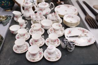 A ROYAL DOULTON 'MOSS ROSE' TEASET TO INCLUDE A TEAPOT AND COFFEE POT, PLATES, CREAM JUGS, A CAKE