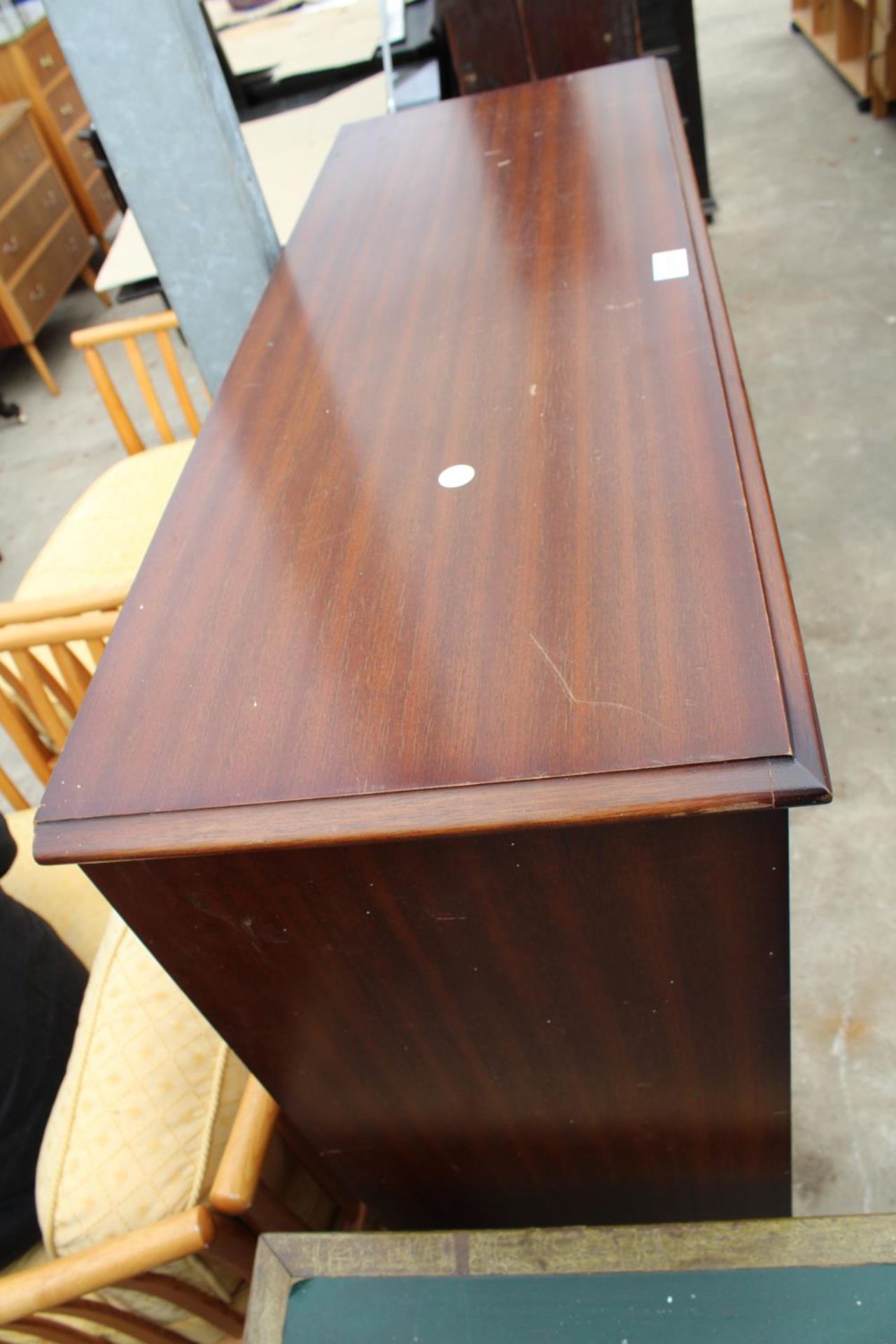 A MODERN MAHOGANY DISPLAY CABINET WITH BEVELLED GLASS DOORS ON CABRIOLE LEGS, 36" WIDE - Image 3 of 3