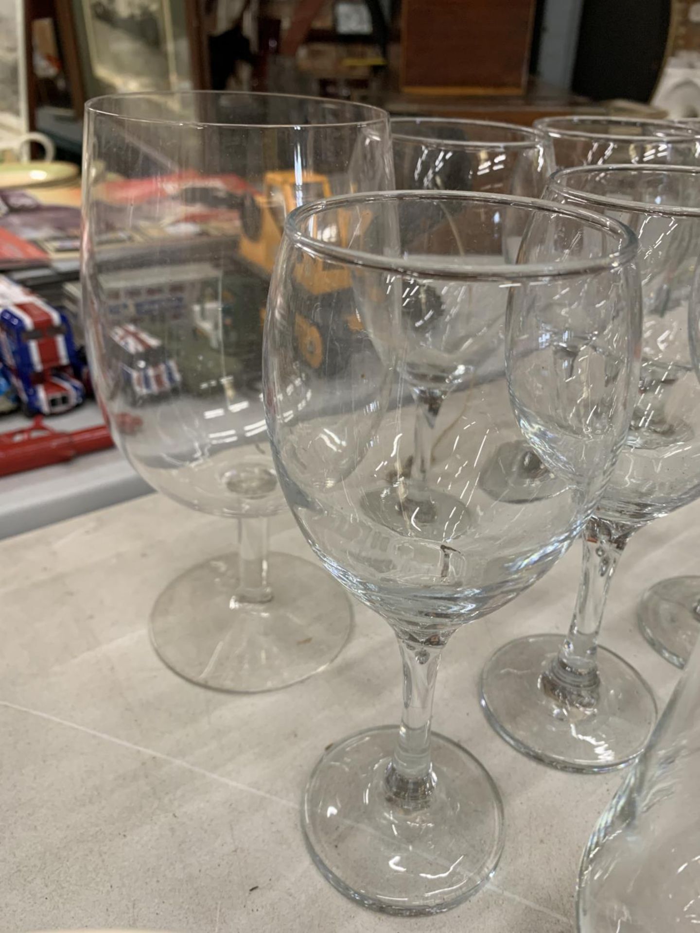 A QUANTITY OF GLASSES TO INCLUDE WINE, SHERRY, TUMBLERS, ETC - Image 4 of 4
