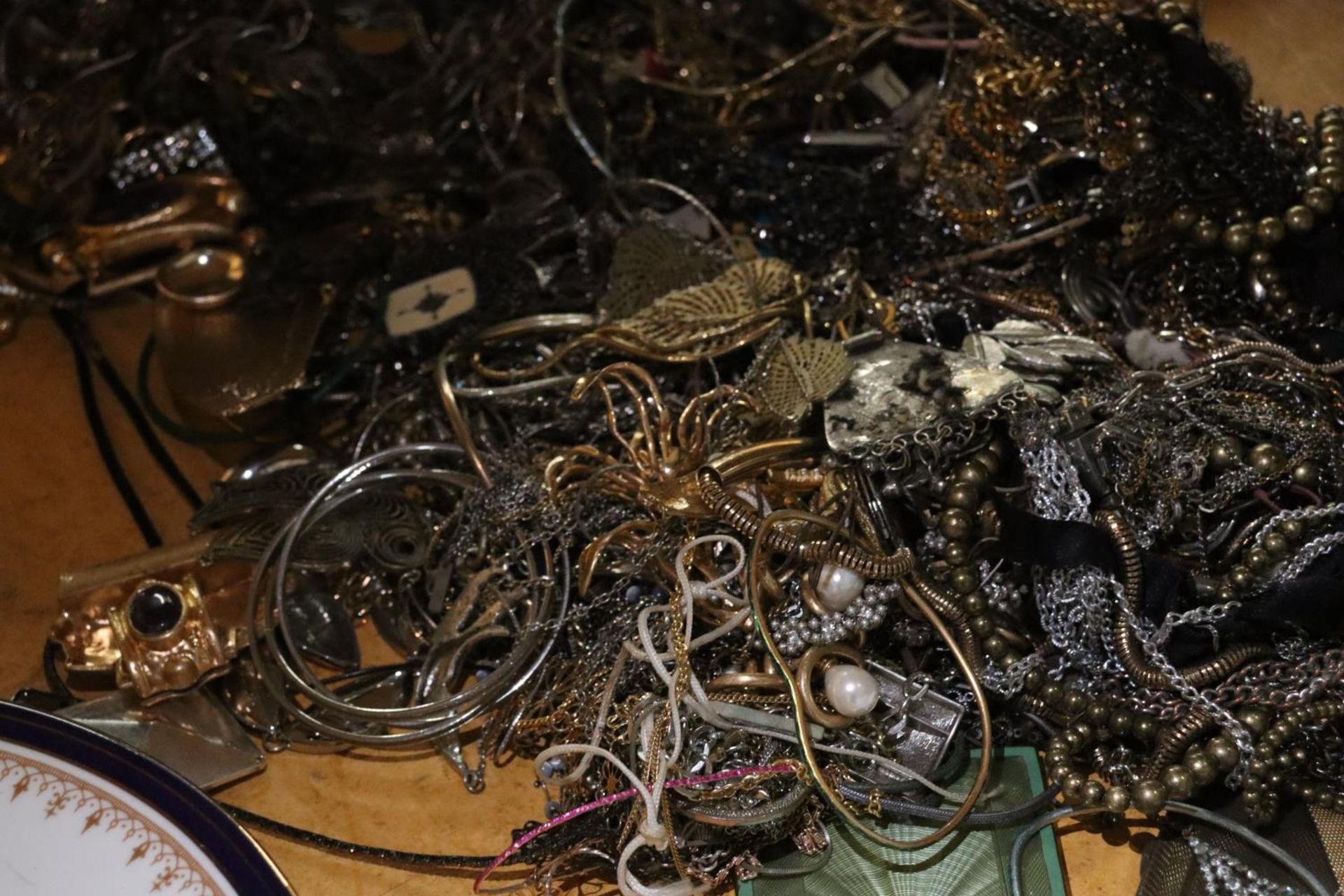 A LARGE QUANTITY OF COSTUME JEWELLERY TO INCLUDE NECKLACES, CHAINS, BRACELETS, ETC - Image 5 of 6