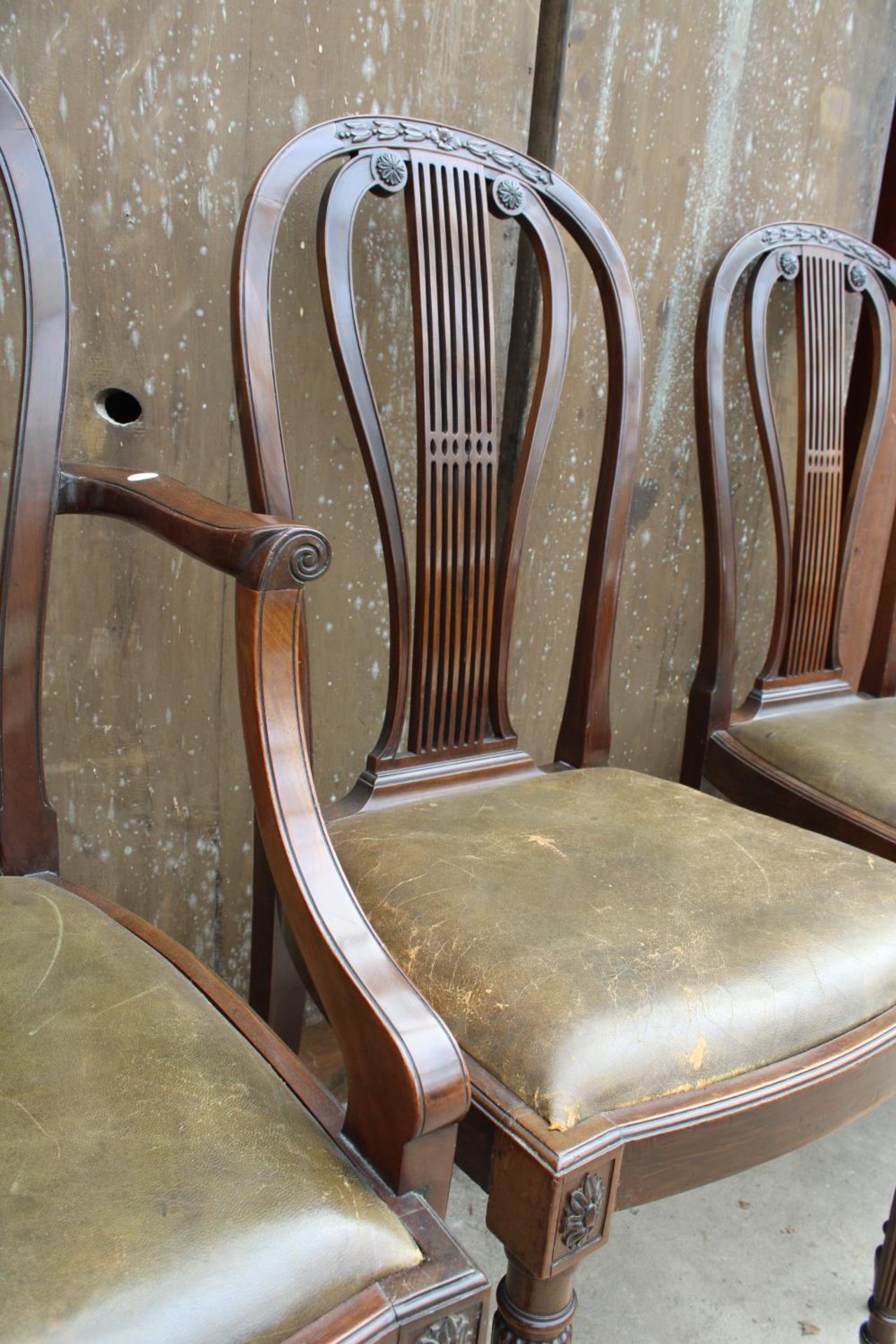 A SET OF SIX MAHOGANY HOOP BACK HEPPLEWHITE STYLE DINING CHAIRS ON TURNED AND FLUTED LEGS, TWO BEING - Image 6 of 6