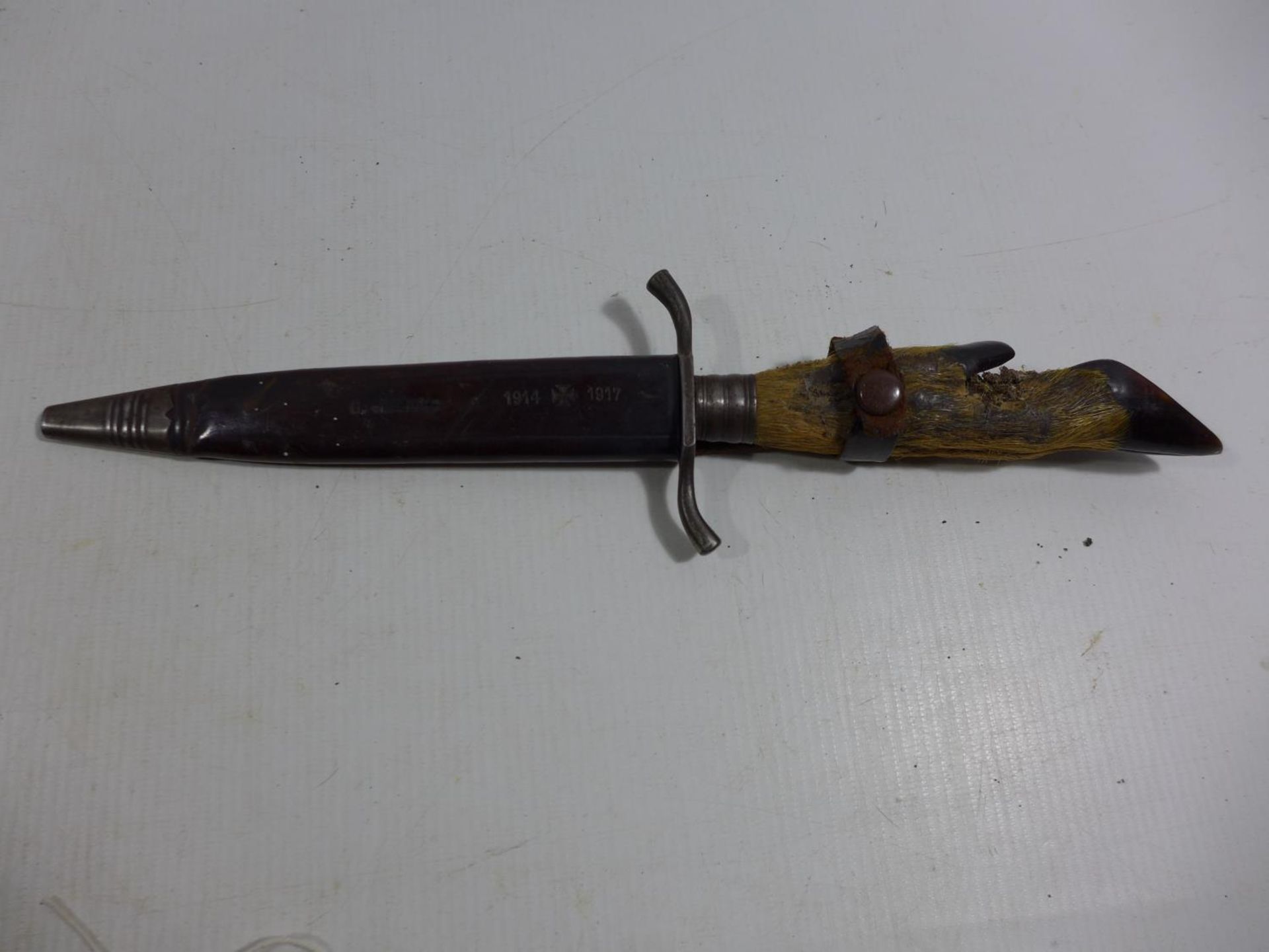A WORLD WAR I IMPERIAL GERMAN DAGGER AND LEATHER SCABBARD, 15.5CM BLADE STAMPED E.V.D STEINEN & CO - Image 5 of 5