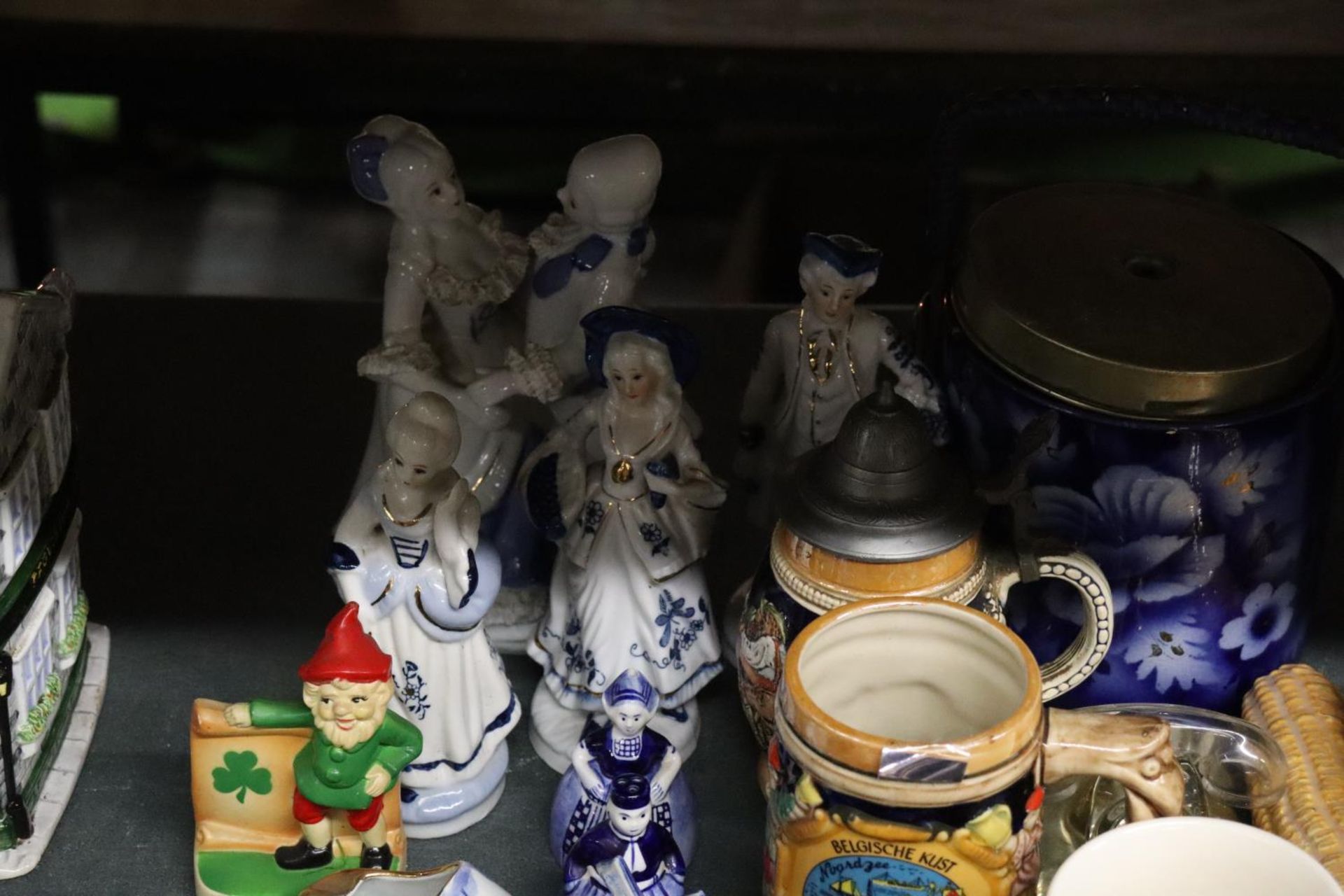 A MIXED LOT OF CERAMICS TO INCLUDE CONTINENTAL FIGURES, DONKEYS, COMMEMORATIVE MUGS, STEINS, DELFT - Image 4 of 6