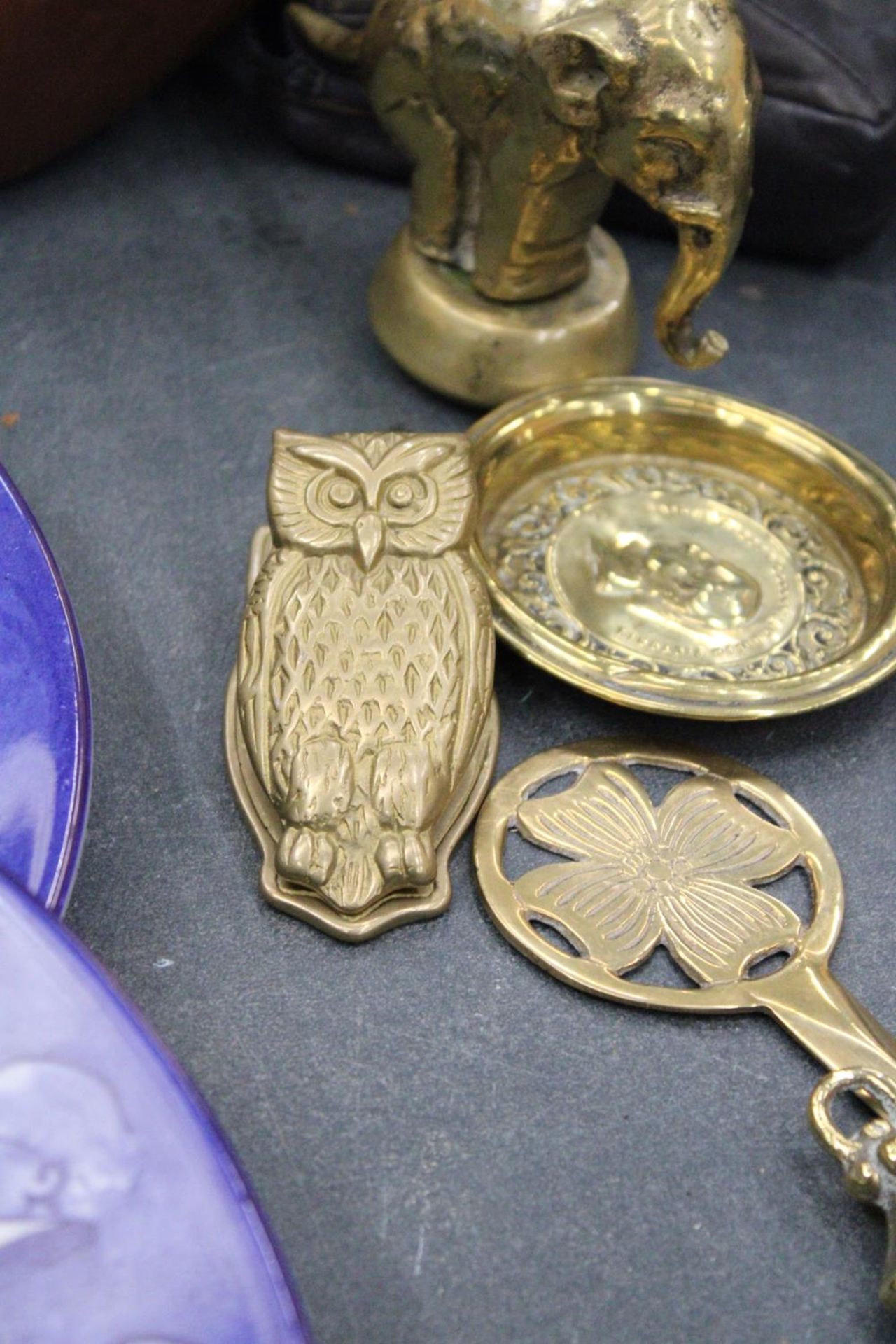 FIVE ITEMS OF VINTAGE BRASS TO INCLUDE HEAVY BRASS ELEPHANT, OWL WALL CLIP, PRINCE ALBERT CONSORT OF - Bild 3 aus 5