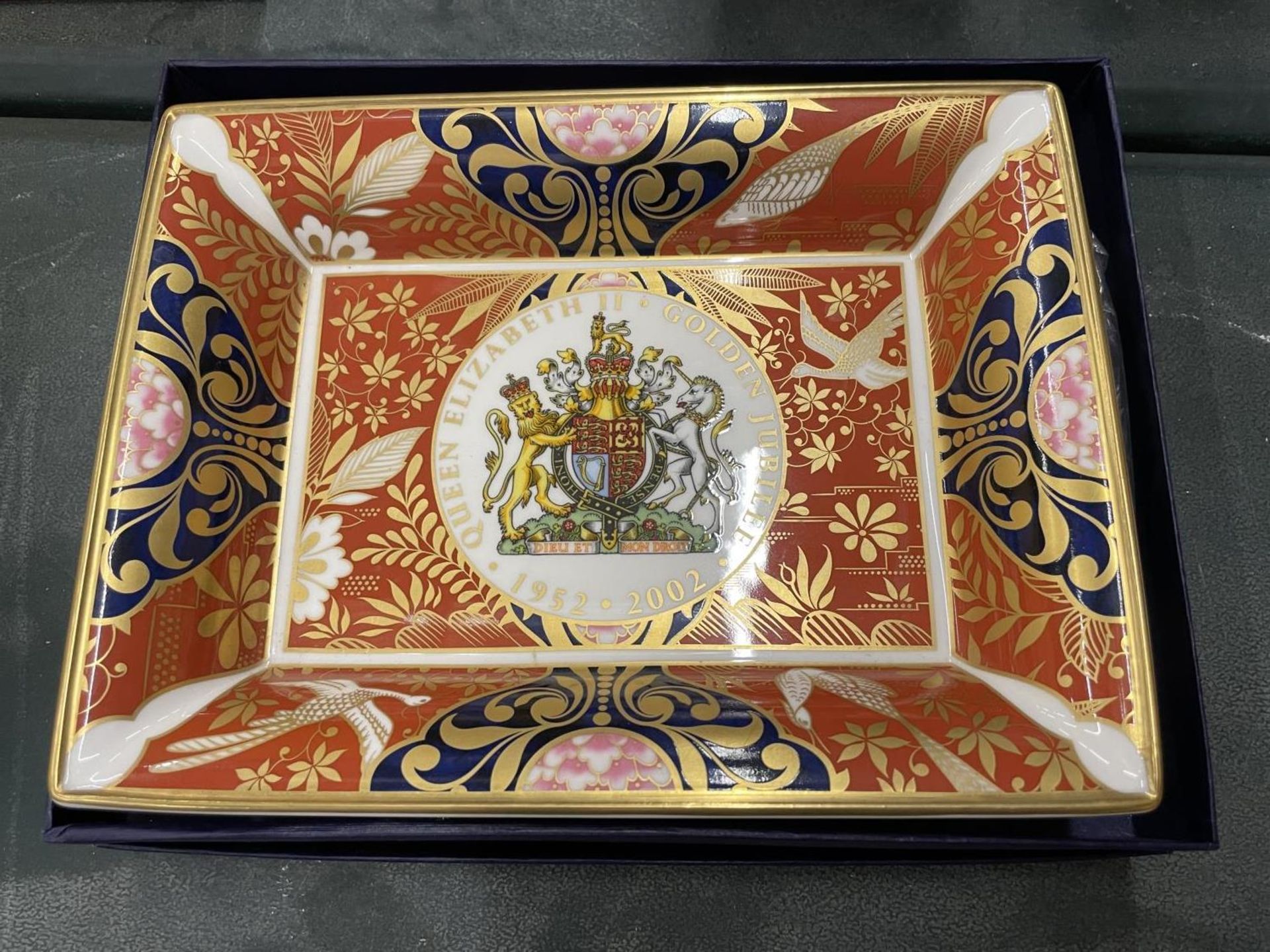 A BOXED ROYAL WORCESTER QUEEN ELIZABETH II GOLDEN JUBILEE PLATE