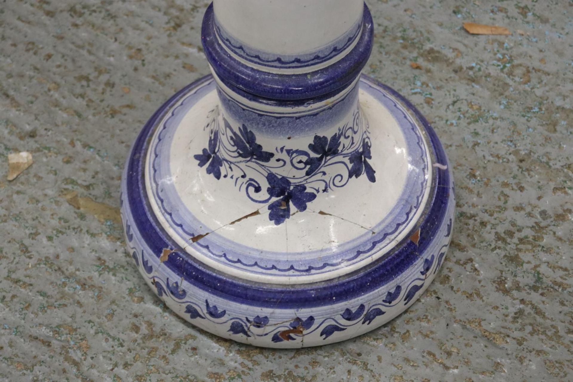 A BLUE AND WHITE VASE STAND (A/F) - APPROXIMATELY 68CM HIGH - Bild 4 aus 5