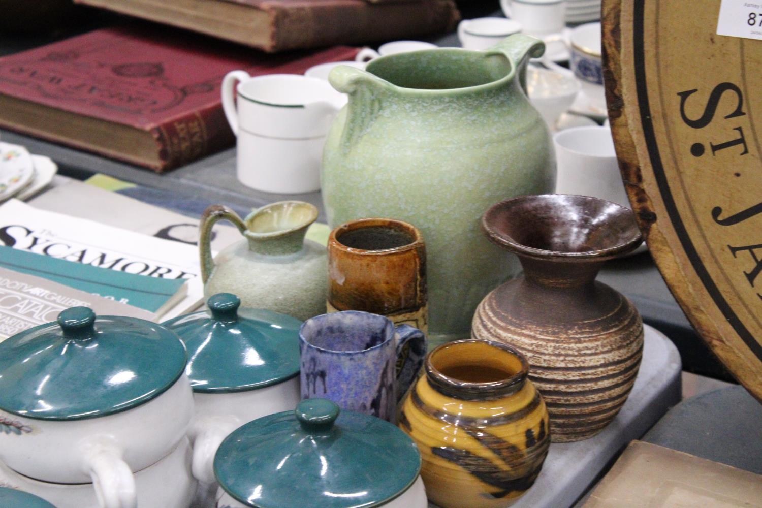 A MIXED LOT OF CERAMICS TO INCLUDE STUDIO POTTERY, DENBY STONEWARE, CROWN DEVON ETC - Image 3 of 4