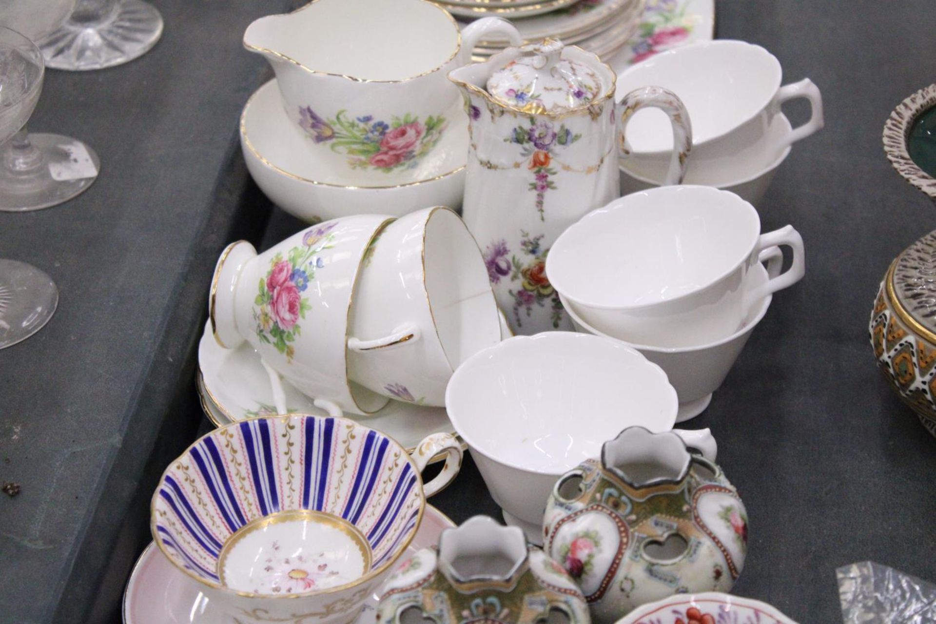 A FOLEY CHINA PART TEASET TO INCLUDE A CAKE PLATE, A CREAM JUG, SUGAR BOWL, CUPS, SAUCERS AND SIDE - Image 4 of 6