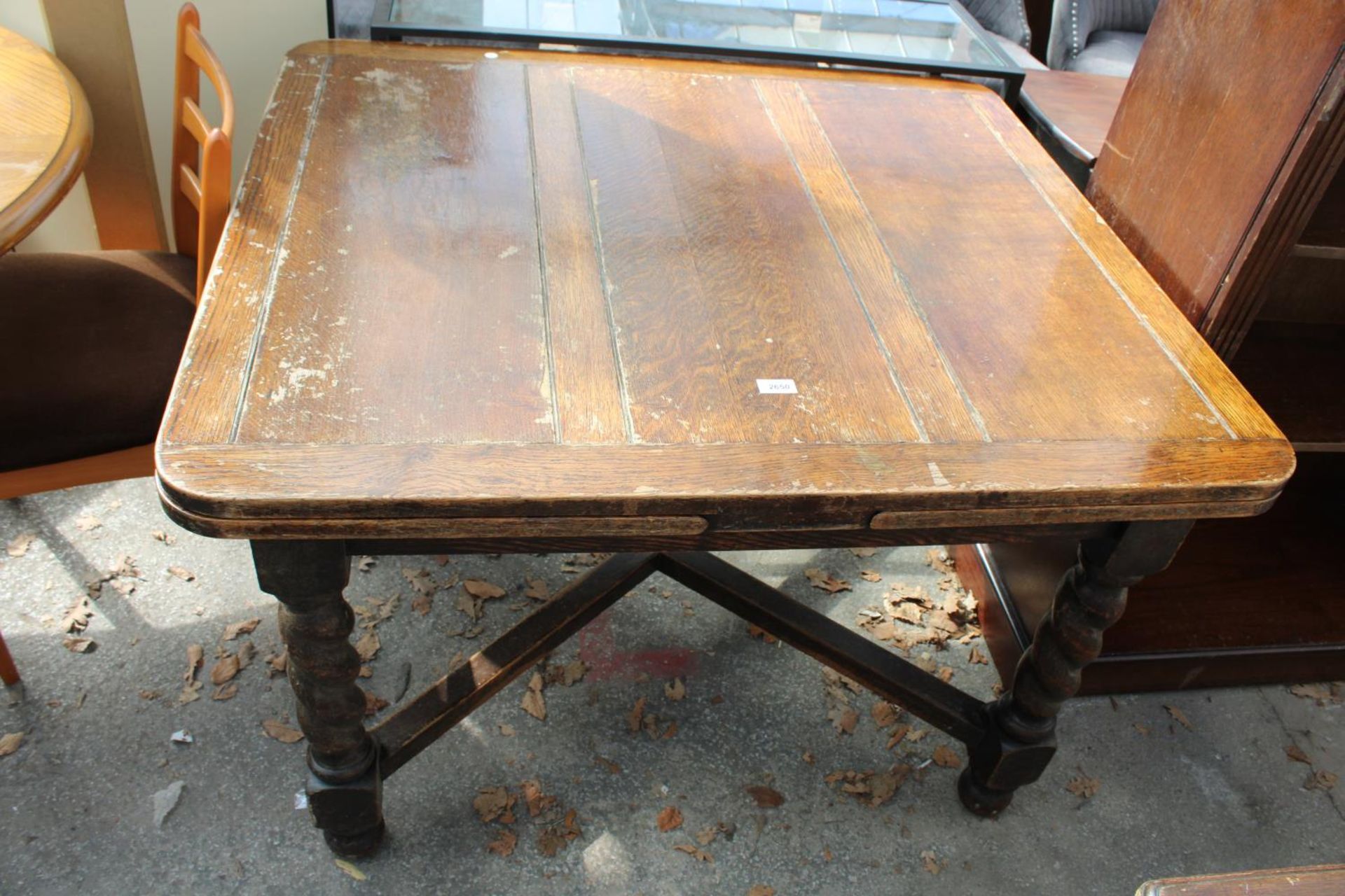 AN EARLY 20TH CENTURY OAK DRAW-LEAF DINING TABLE ON BARLEY-TWIST LEGS, 44" X 39" (EACH LEAF 18")