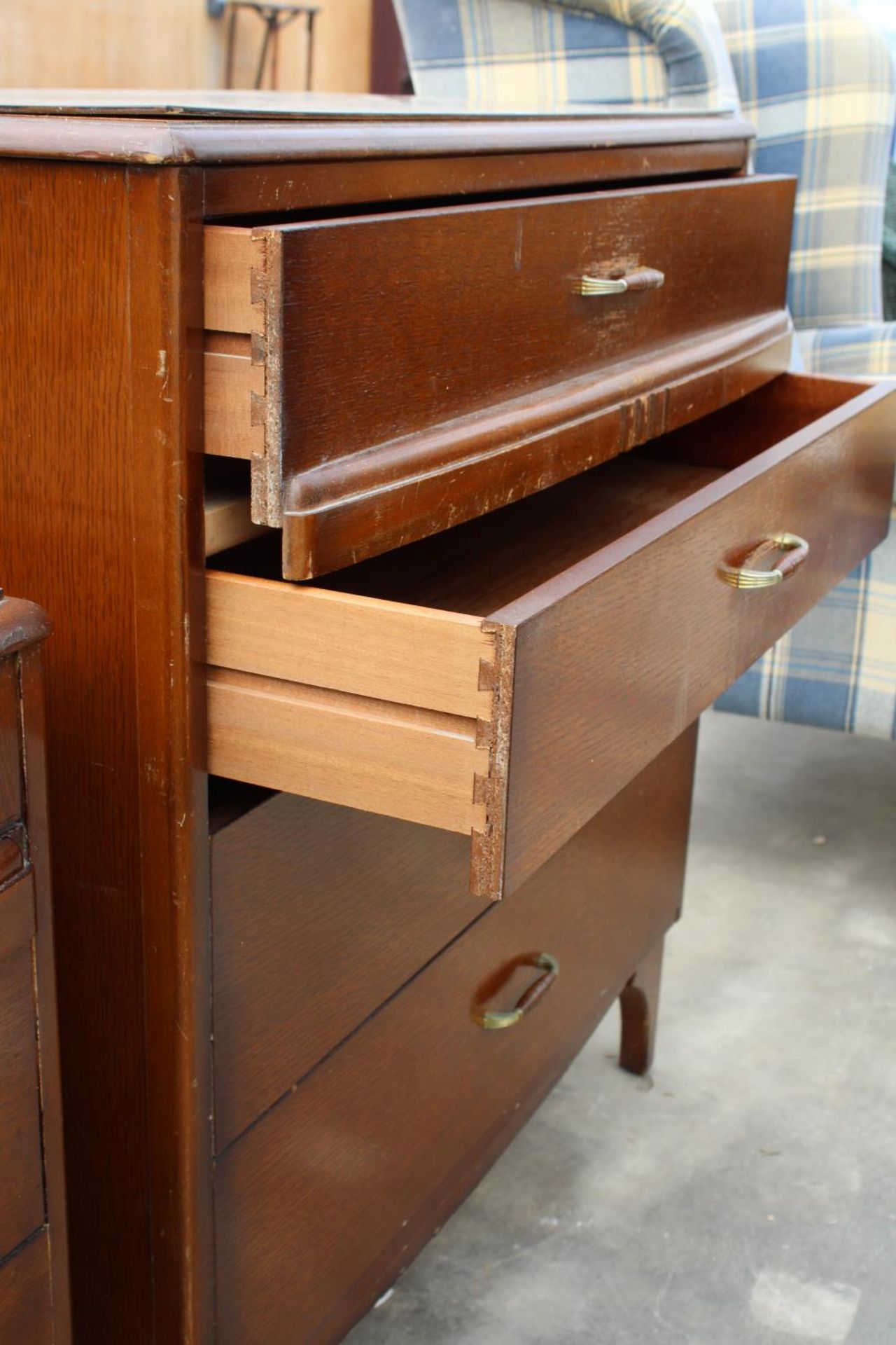 A RETRO LEBUS OAK CHEST OF FOUR DRAWERS, 31" WIDE, AND MATCHING DRESSING CHEST, 37" WIDE - Image 5 of 5
