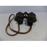 A PAIR OF EARLY 20TH CENTURY MILITARY ISSUE ROSS OF LONDON BINOCULARS, THE RIGHT SIDE WITH GUAGE