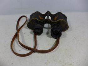 A PAIR OF EARLY 20TH CENTURY MILITARY ISSUE ROSS OF LONDON BINOCULARS, THE RIGHT SIDE WITH GUAGE