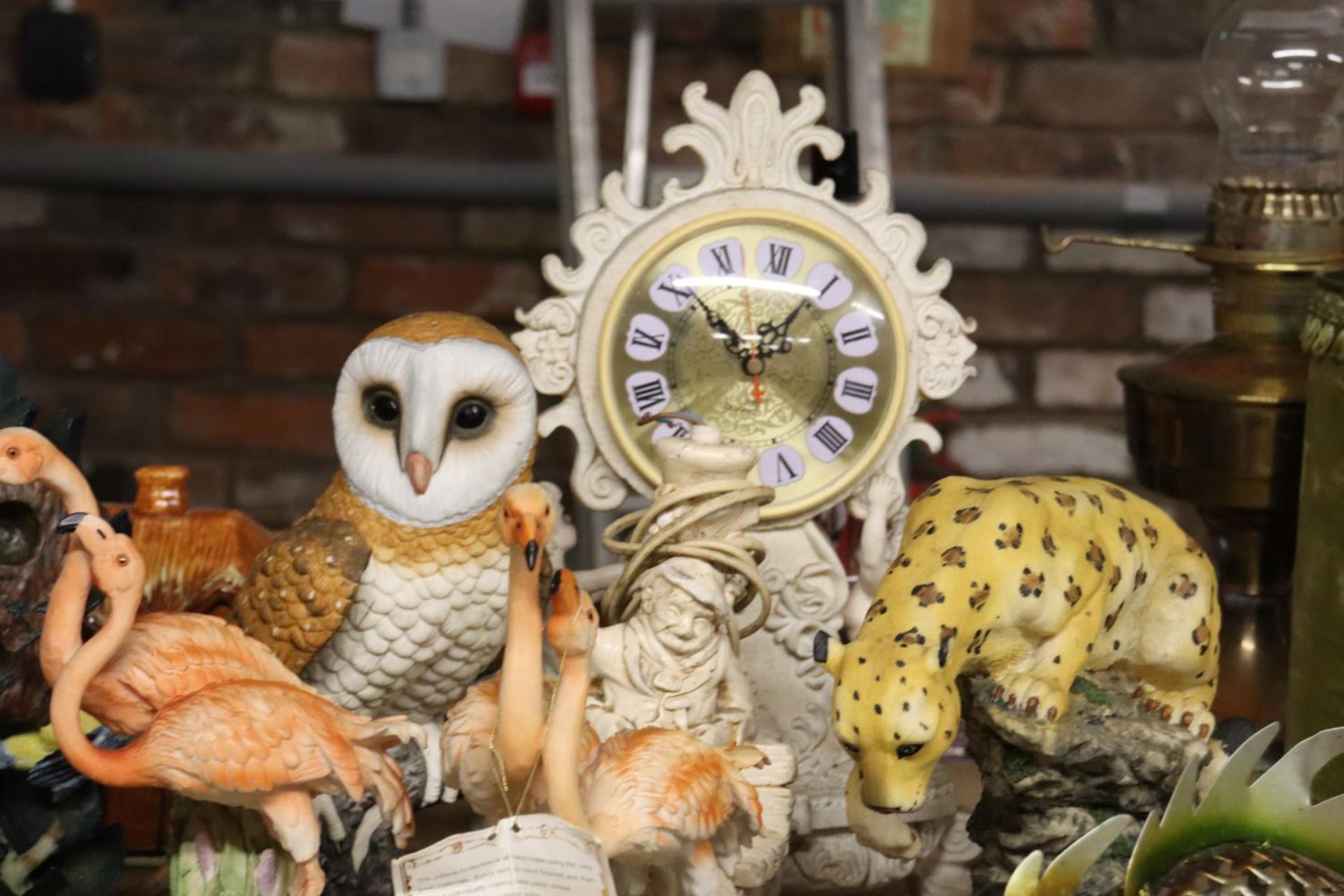 A QUANTITY OF LARGE RESIN FIGURES TO INCLUDE AN OWL LAMP, FLAMINGOES, A CHEETAH, CLOCK, ETC - Bild 4 aus 5
