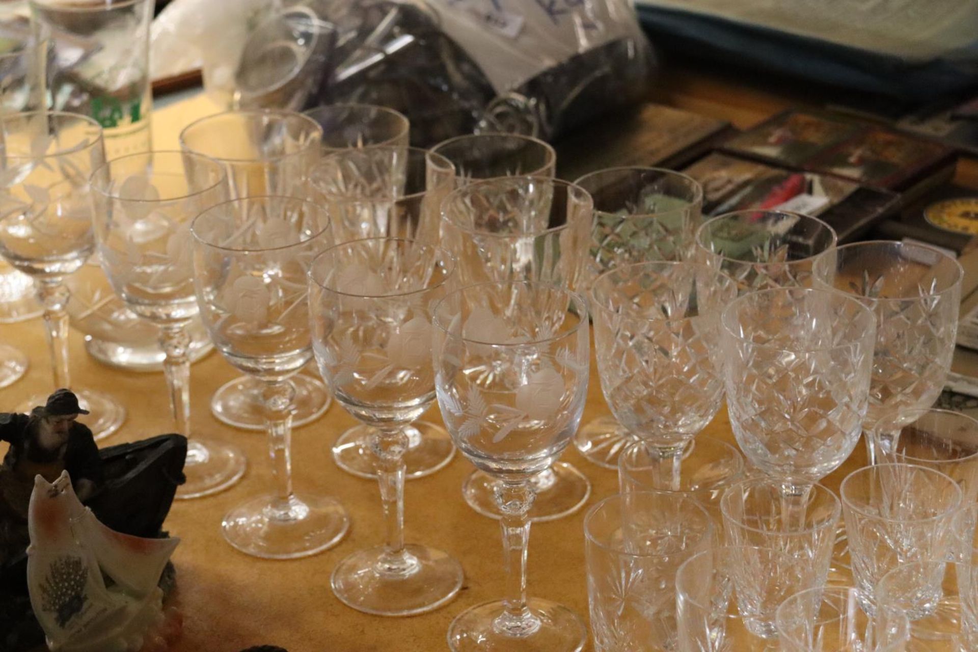 A COLLECTION OF GLASSES TO INCLUDE ETCJED WINE GLASSES, SHERRY, ETC - Image 3 of 4