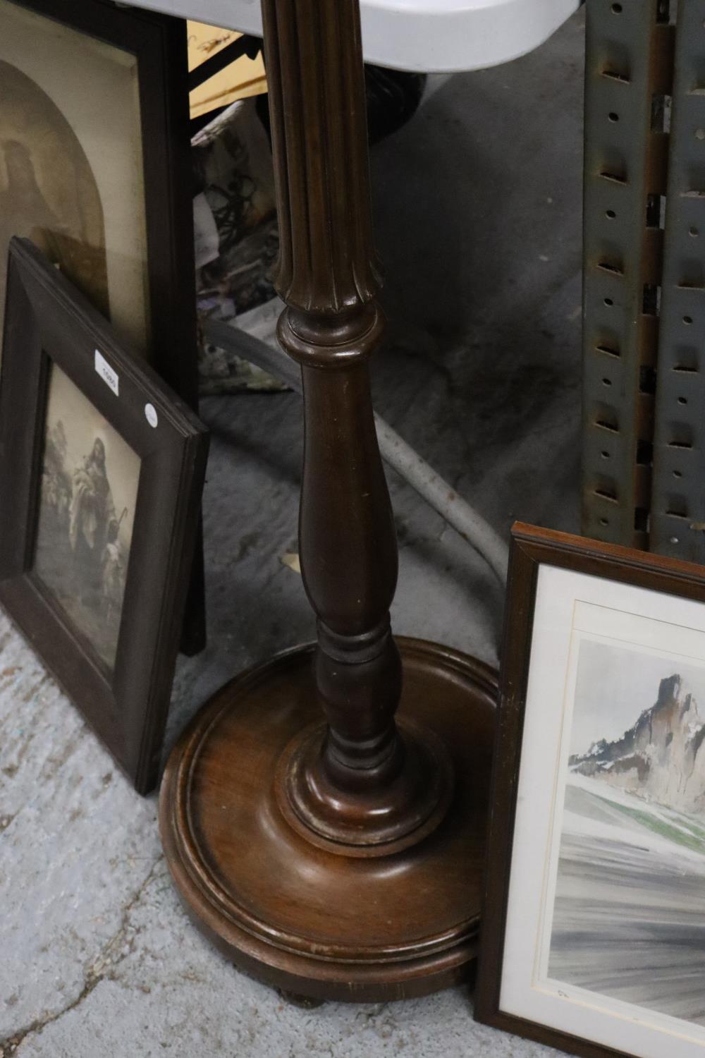 A 1930'S HARDWOOD, STANDARD LAMP STAND - Image 2 of 4