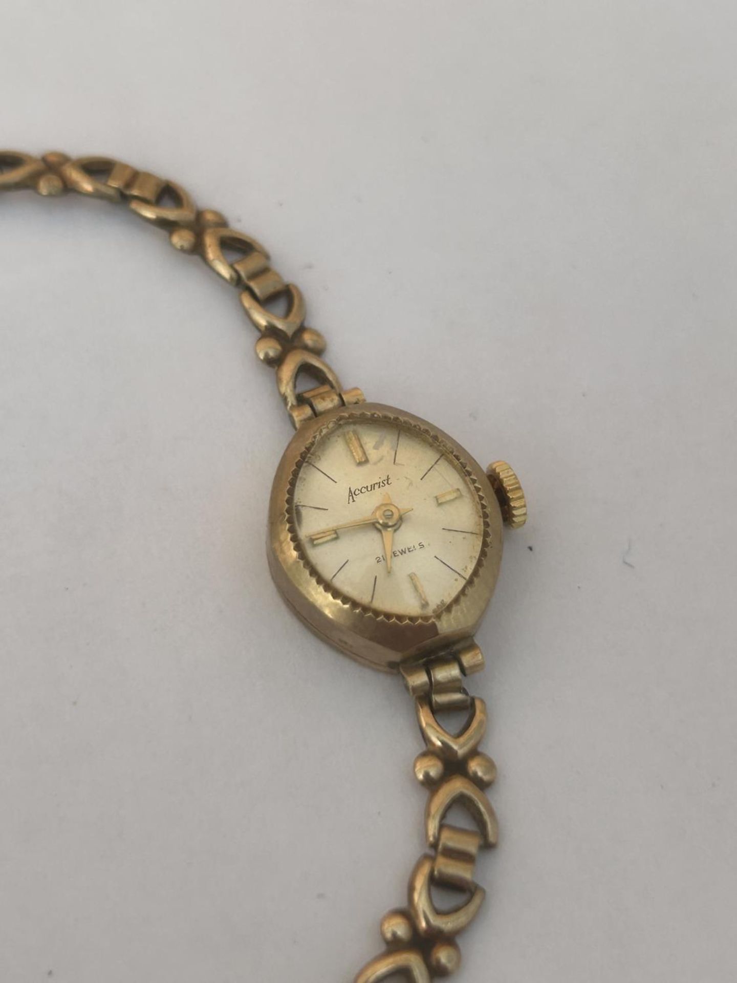 A HALLMARKED 9CT GOLD LADIES ACCURIST WATCH ON A 9CT GOLD BRACELET WITH A 21 JEWEL MOVEMENT, GROSS - Image 2 of 5