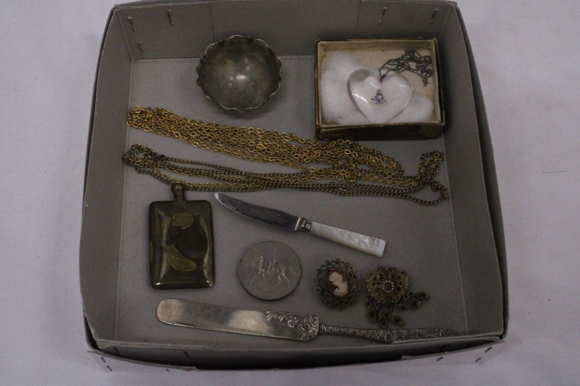 A QUANTITY OF YELLOW METAL CHAINS, A HEART PENDANT, TWO BROOCHES, TWO VINTAGE KNIVES, ETC