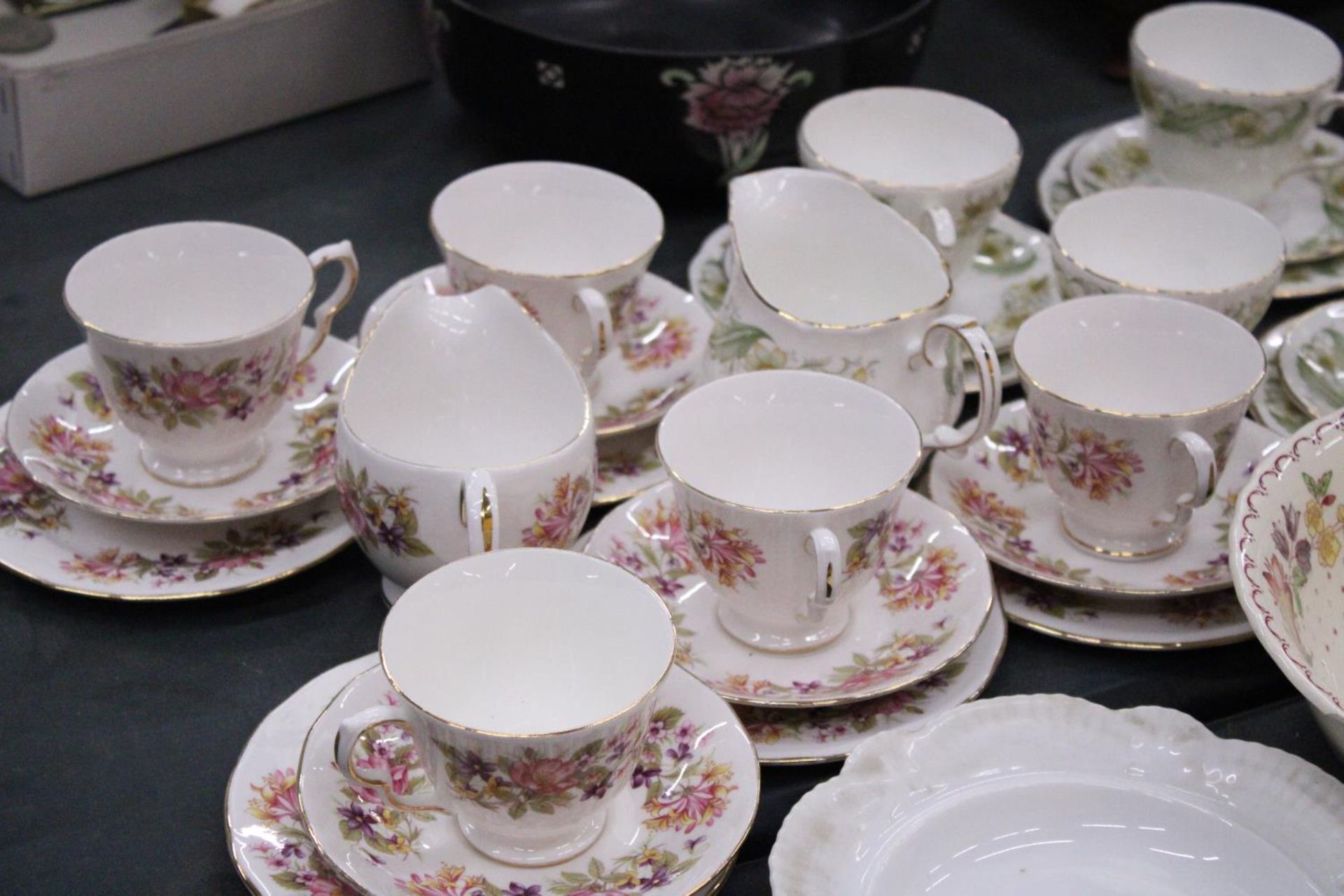 A QUANTITY OF CHINA CUPS, SAUCERS, SIDE PLATES AND CREAM JUGS BY COLCLOUGH AND DUCHESS - Image 5 of 6